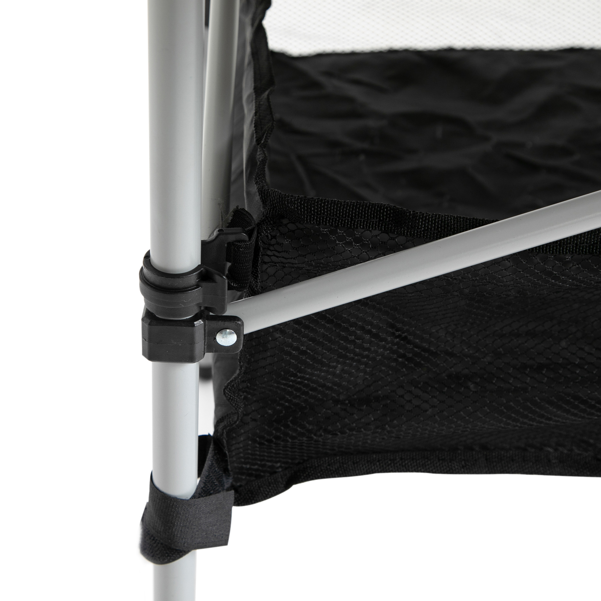 Primer plano de una cesta de tela negra con soportes metálicos plateados y clips negros.