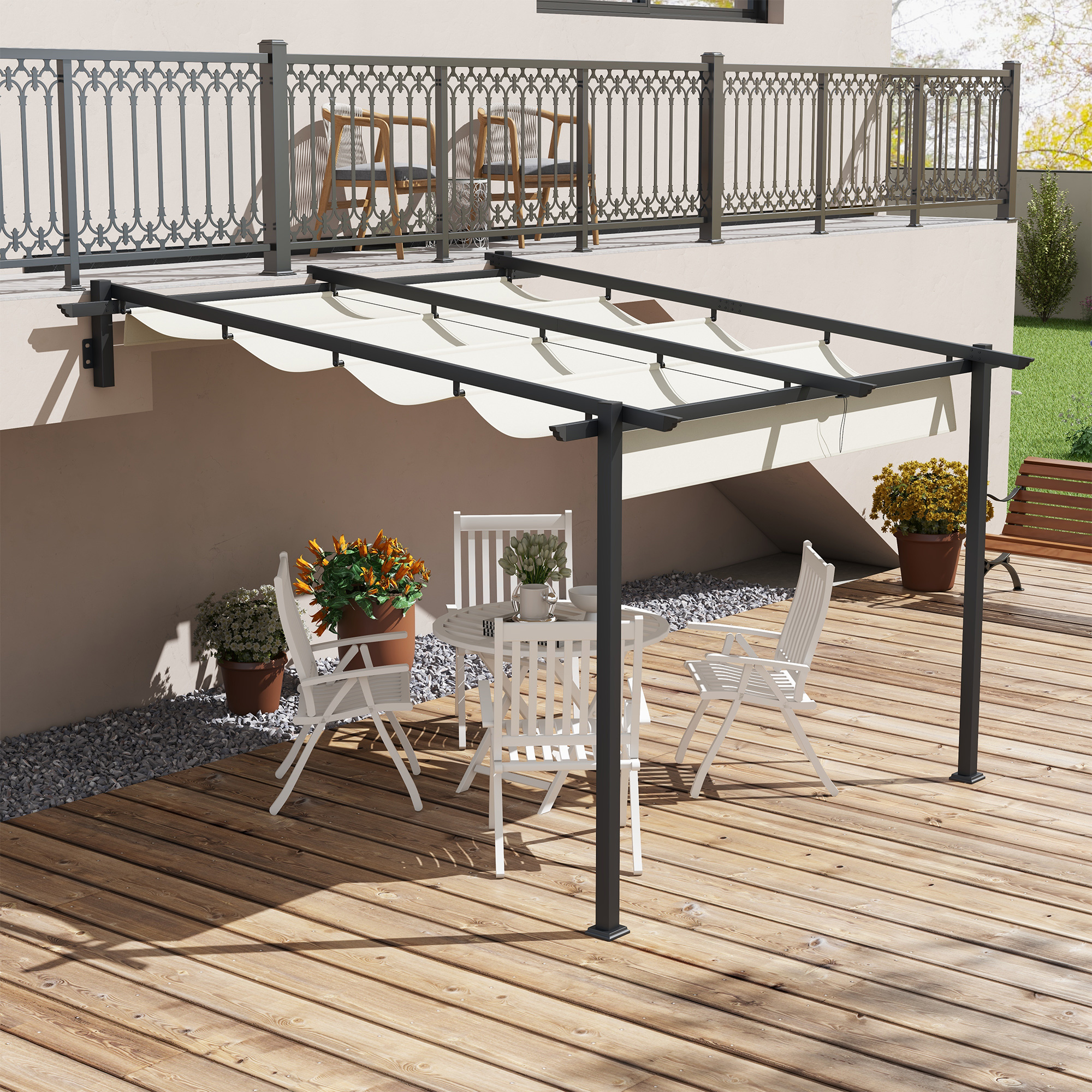 Un juego de mesa y sillas blancas bajo una pérgola en una terraza de madera.
