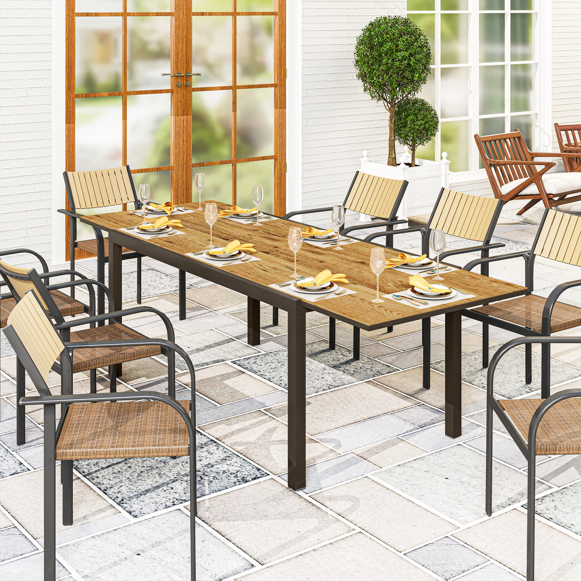 Una mesa de comedor exterior con ocho sillas, puesta con servilletas amarillas y vasos.