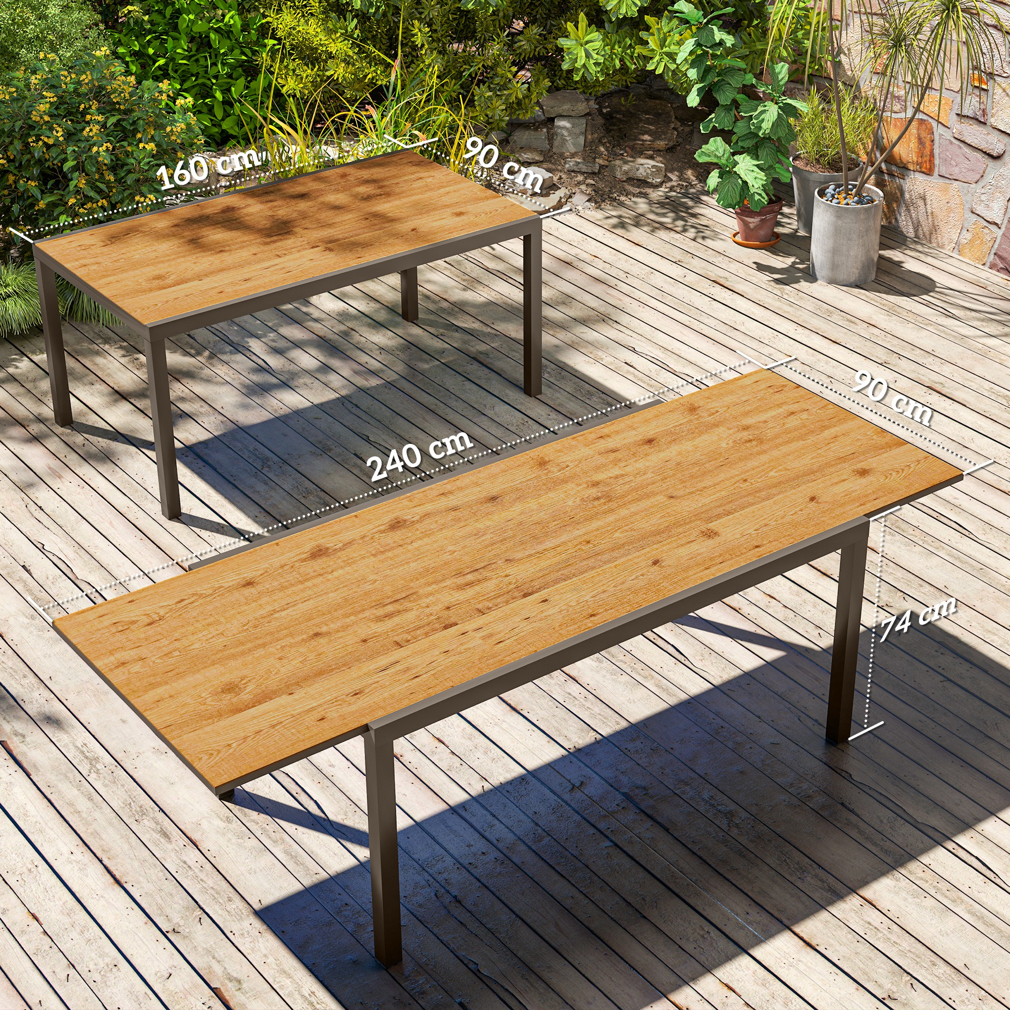 Dos mesas de madera en una terraza de madera con plantas detrás.
