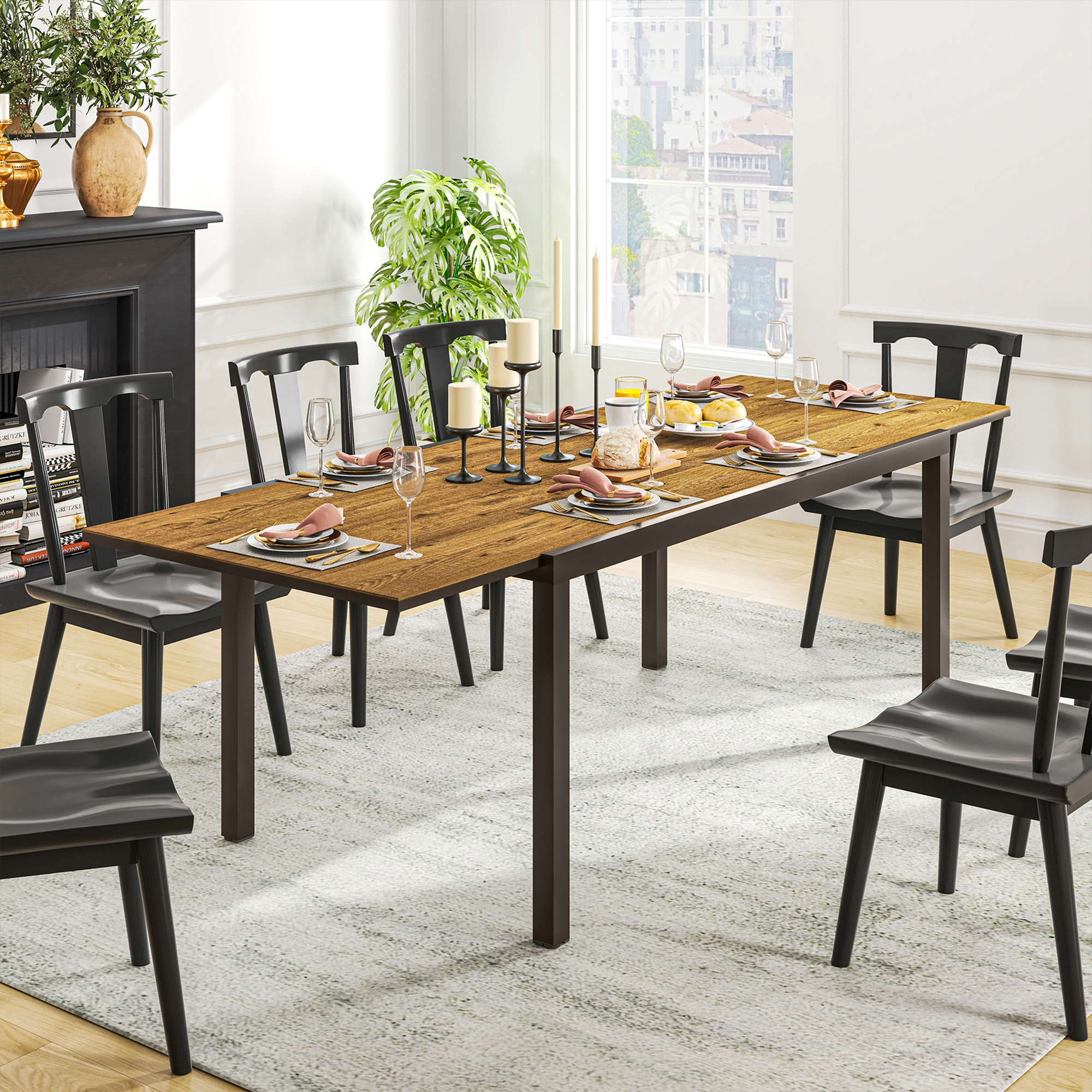 Una mesa de comedor con seis sillas, puesta para una comida, con velas y plantas.
