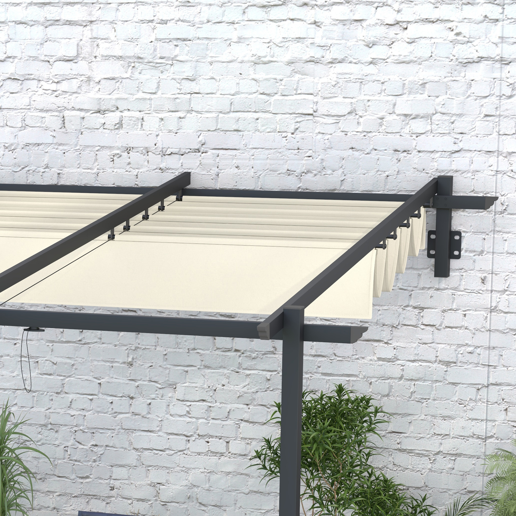 Un toldo retráctil color crema en un marco de metal gris contra una pared de ladrillos blancos.