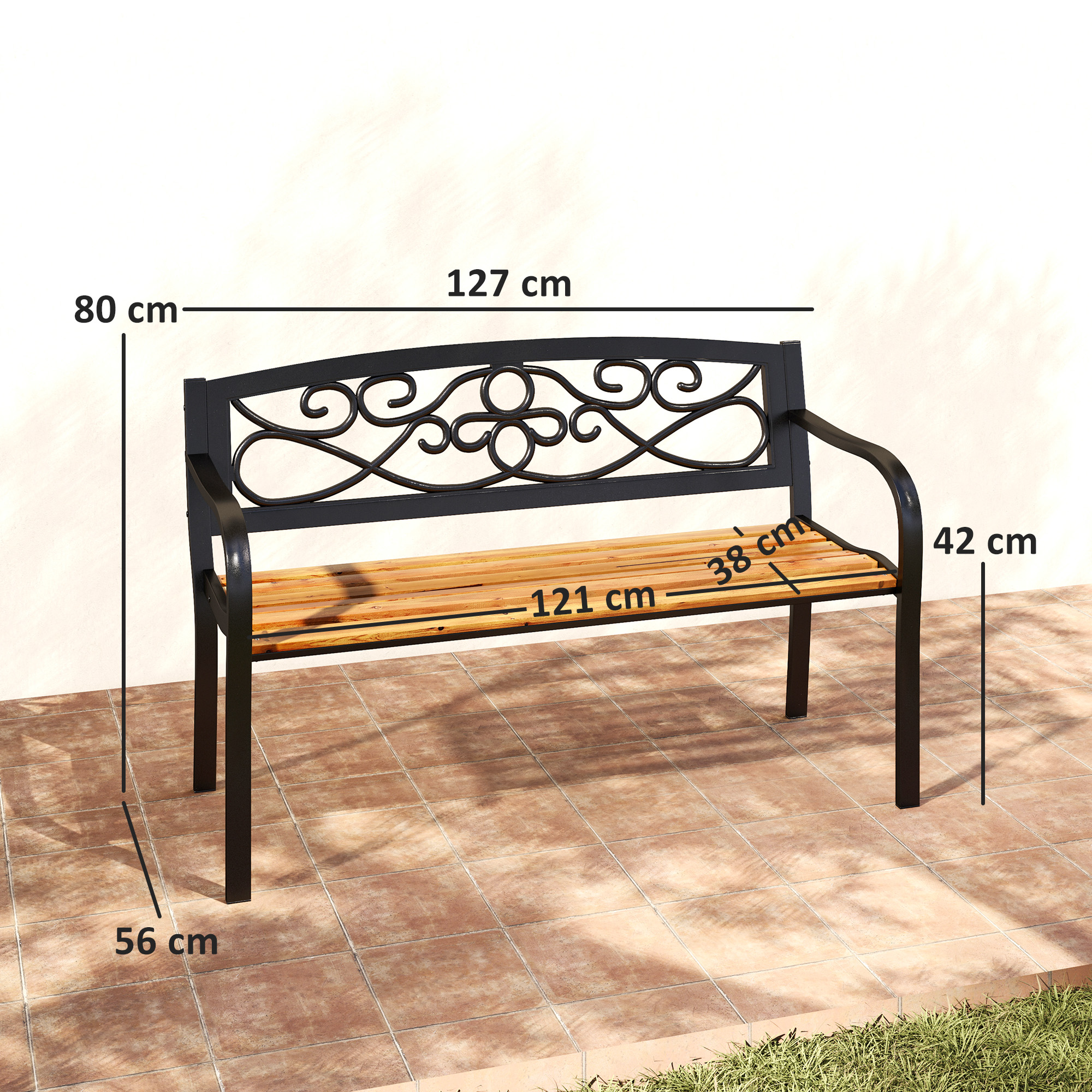 Banco de parque negro con asiento de listones de madera y respaldo ornamentado.