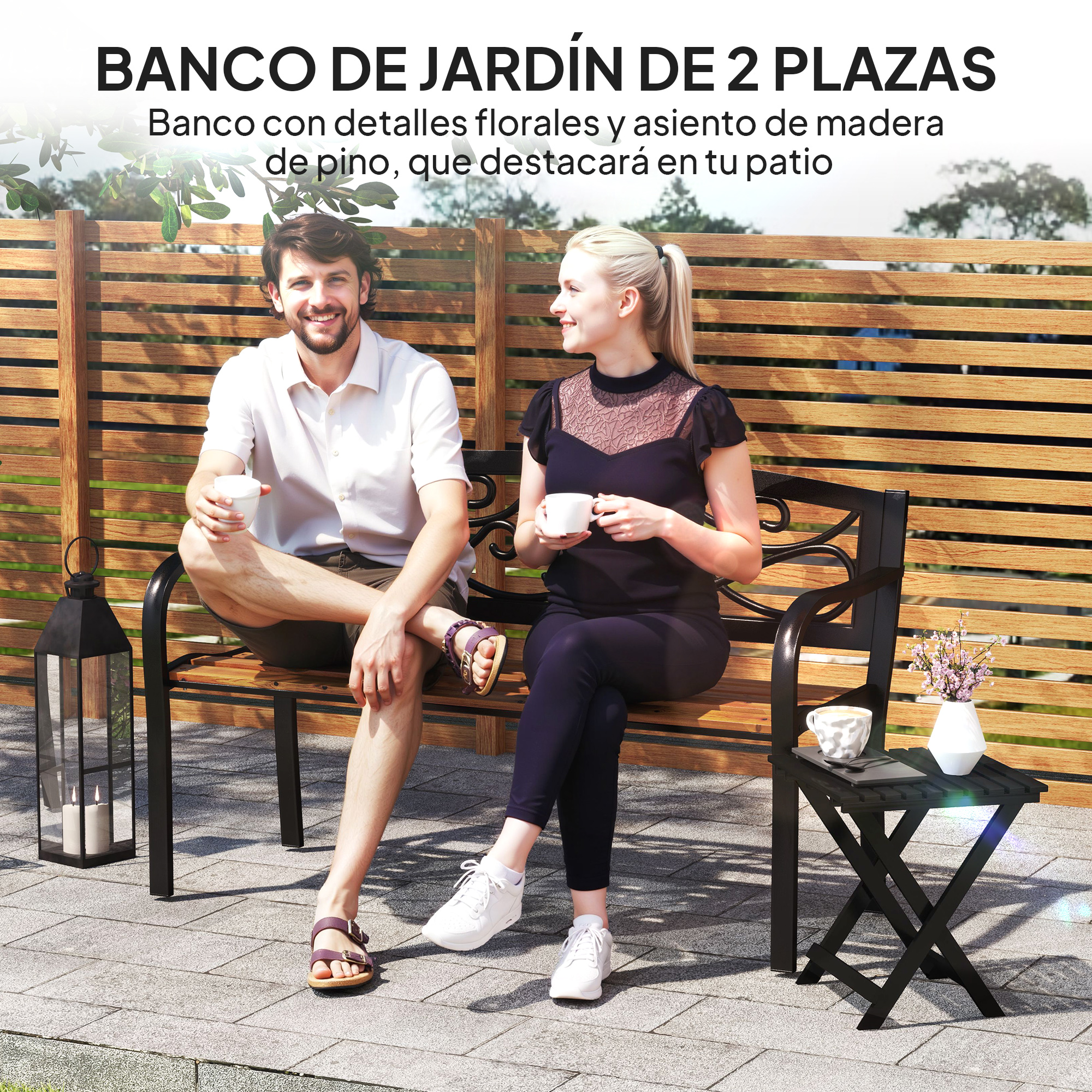 Hombre y mujer sentados en banco de madera exterior con farol y mesa.