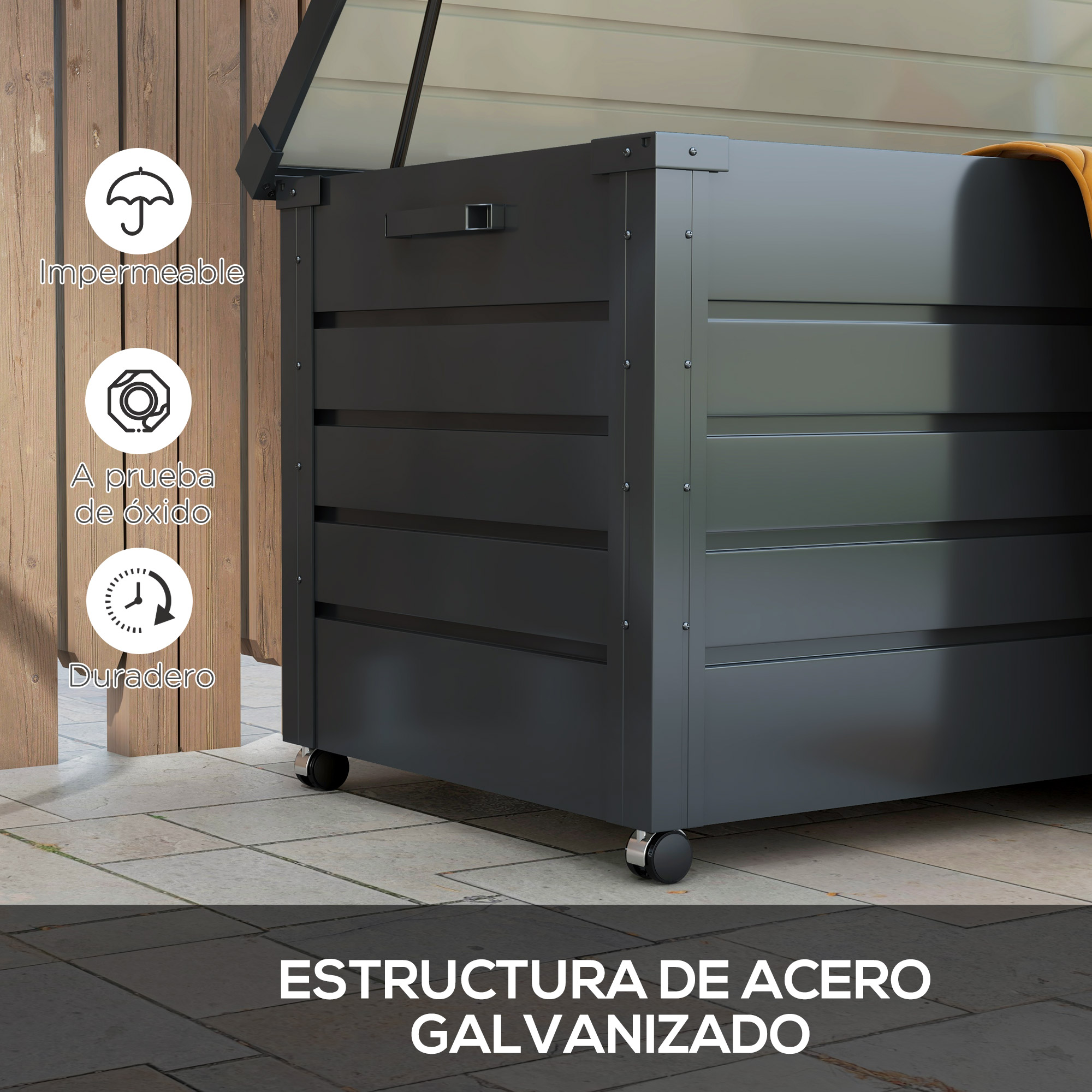Un arcón oscuro de metal con ruedas está sobre un patio pavimentado, con la tapa abierta.