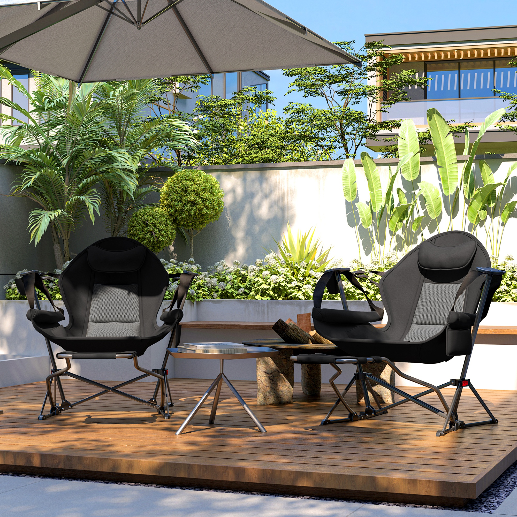 Dos sillones negros bajo sombrilla en terraza de madera con plantas.