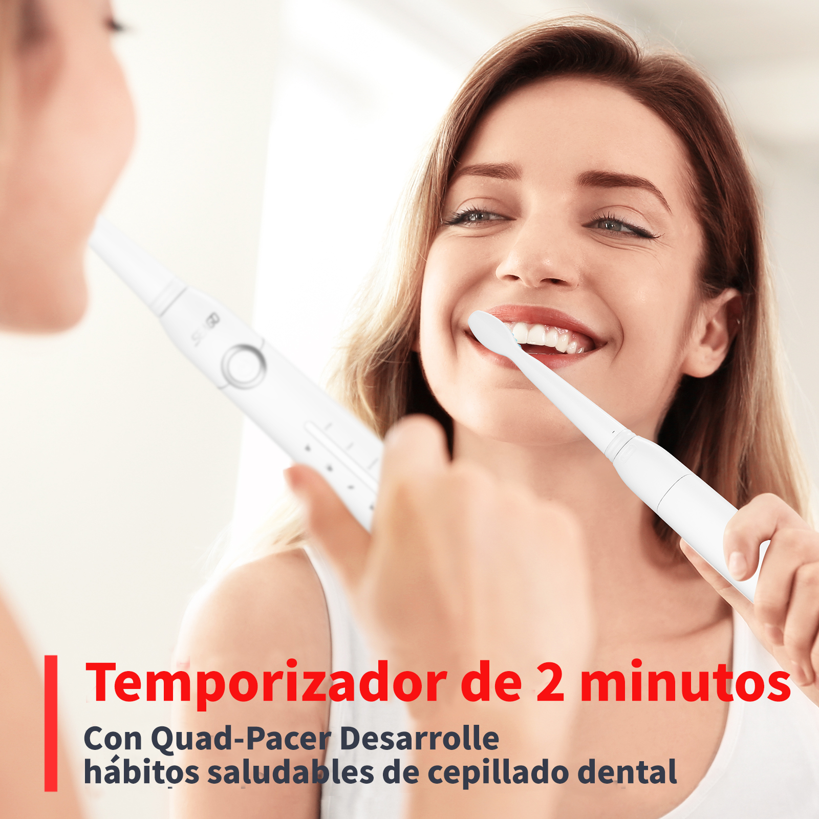 Una mujer sonríe mientras se cepilla los dientes con un cepillo eléctrico.