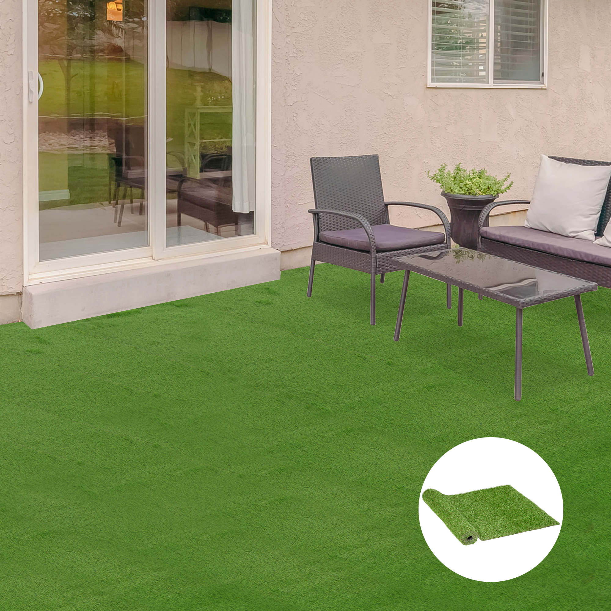 Césped artificial verde con muebles de patio y un trozo de césped enrollado.