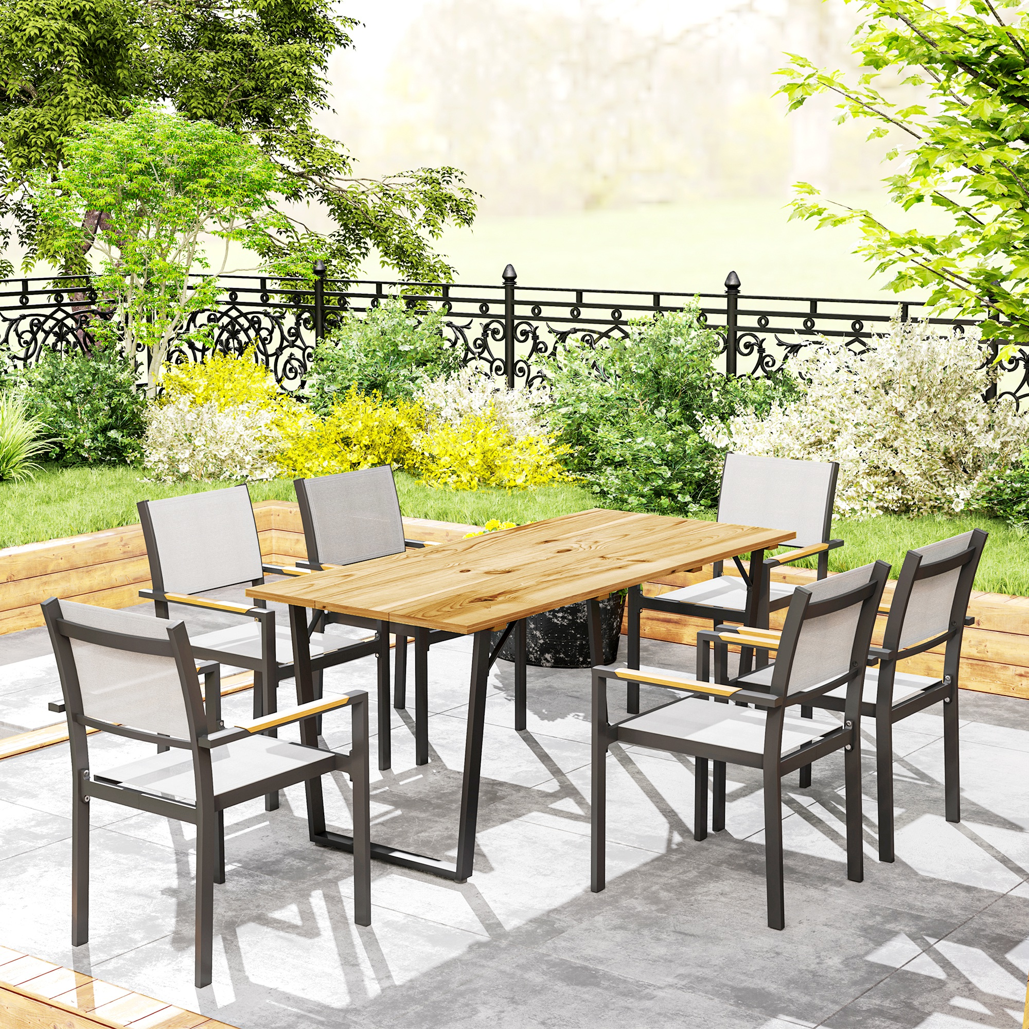Un tavolo di legno con sei sedie all'aperto su un patio con giardino sullo sfondo.