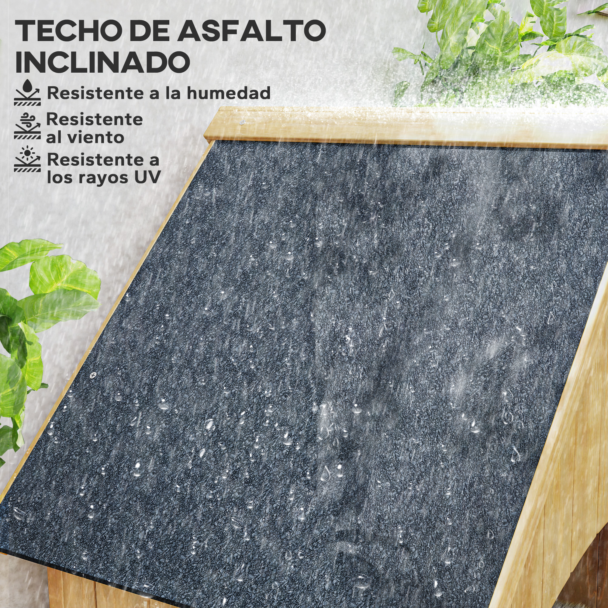 Techo inclinado de asfalto con lluvia. Hojas verdes al fondo.