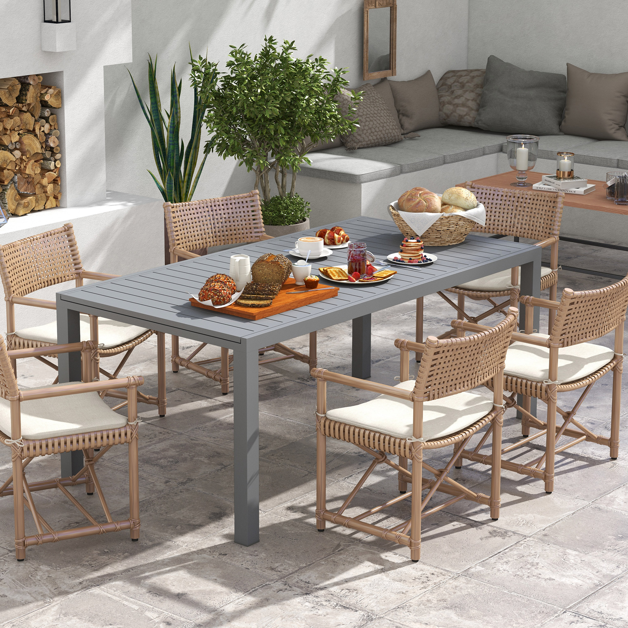 Una mesa de comedor exterior puesta para el desayuno, rodeada de sillas de ratán y plantas.