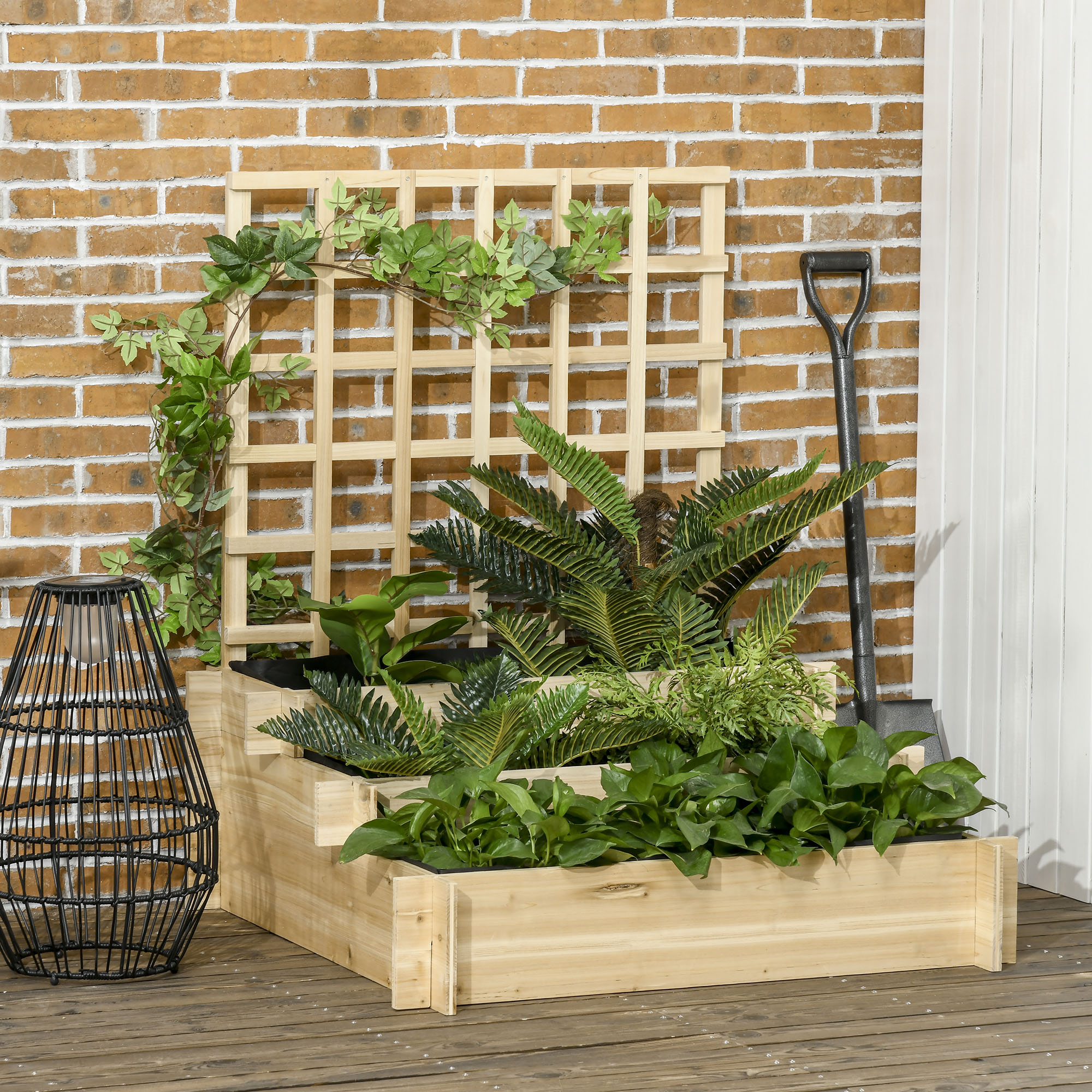 Un macetero de madera escalonado con plantas, una celosía y una pala.