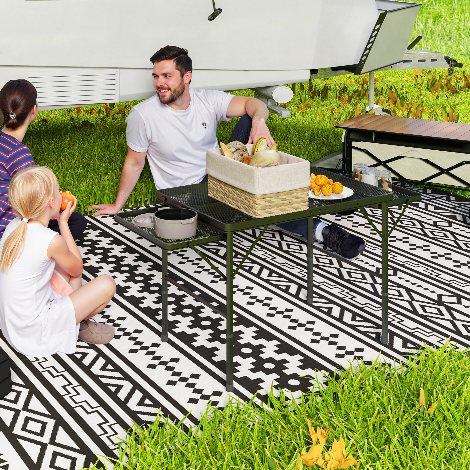 Familia haciendo picnic junto a autocaravana sobre alfombra geométrica.