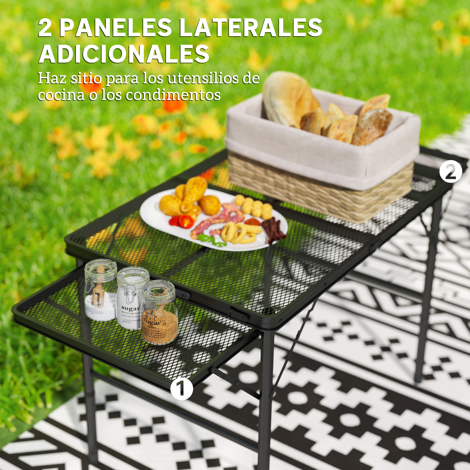 Dos mesas negras extraíbles con comida y condimentos al aire libre.