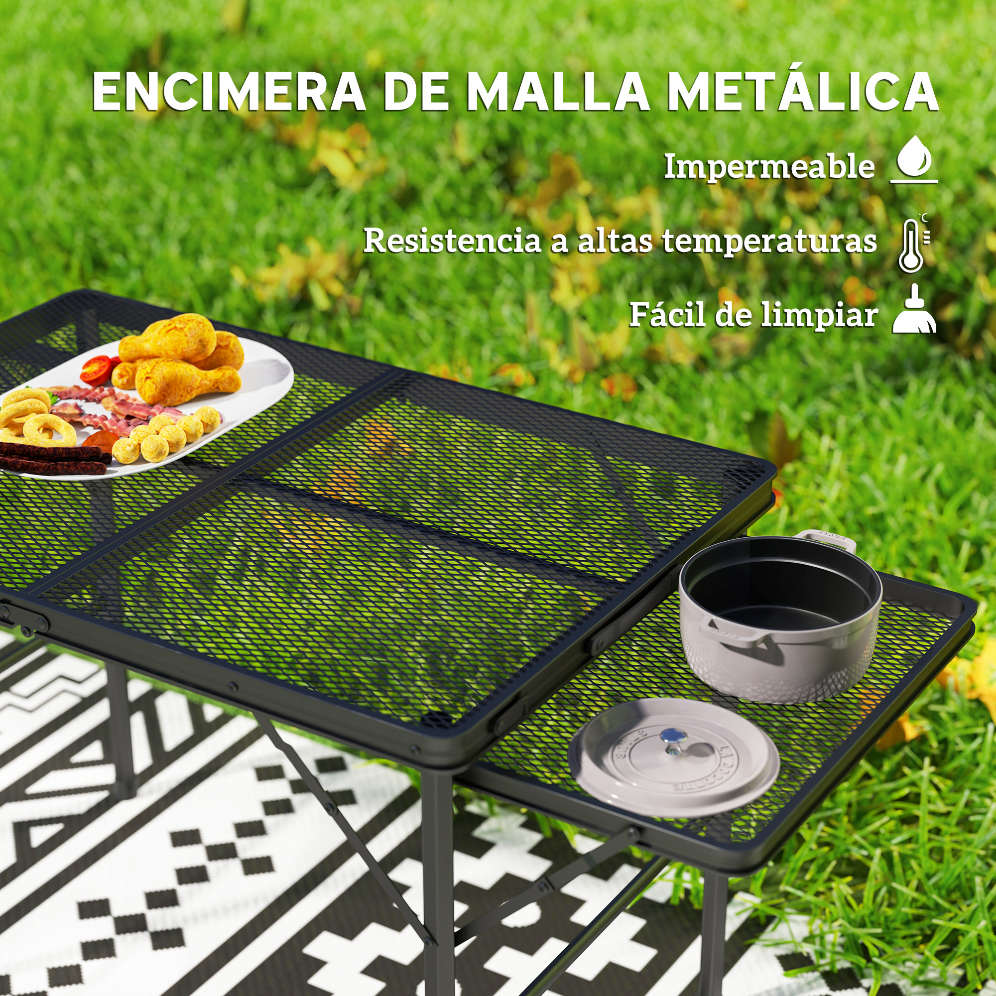 Una mesa negra de metal para exteriores con comida y utensilios, sobre césped con alfombra.