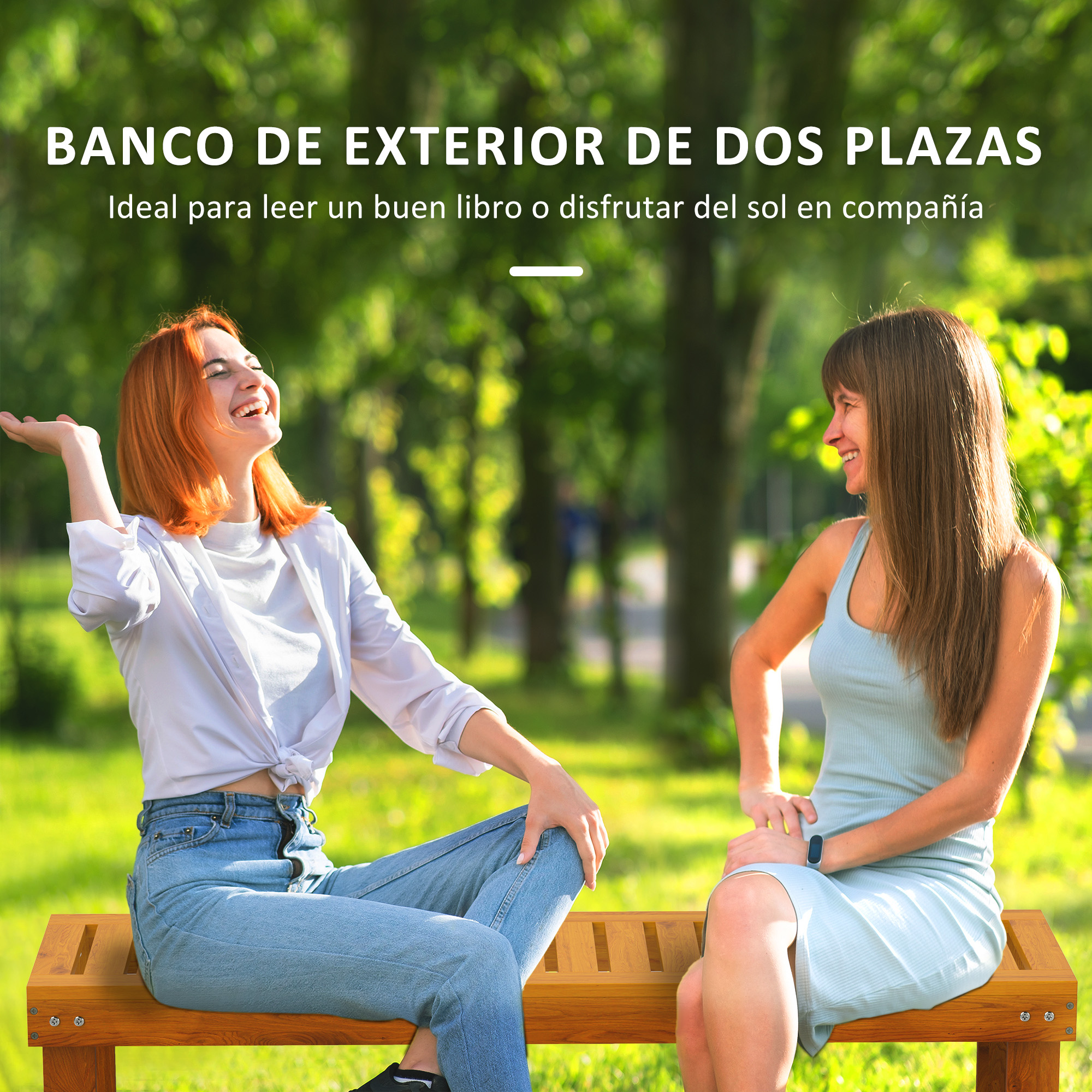 Dos mujeres ríen sentadas en un banco de madera exterior.