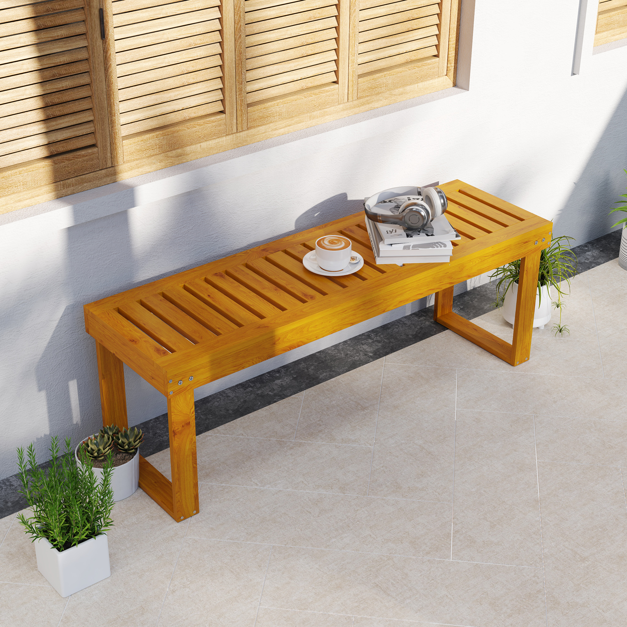 Banco de madera con taza de café y auriculares frente a una ventana con persianas.