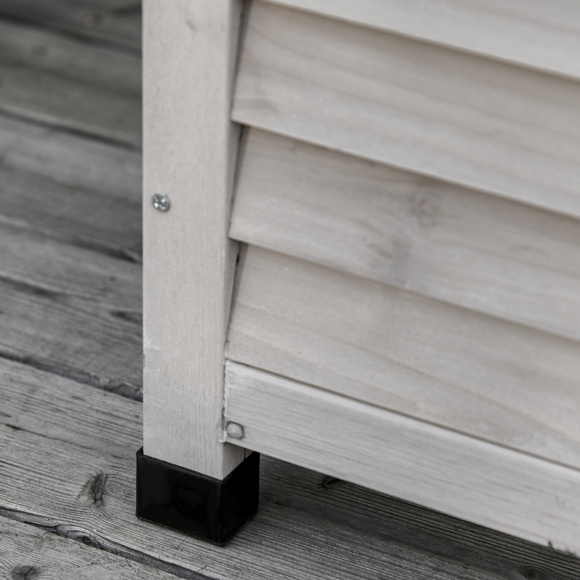 Parte de un mueble de madera clara con lamas sobre suelo de madera.