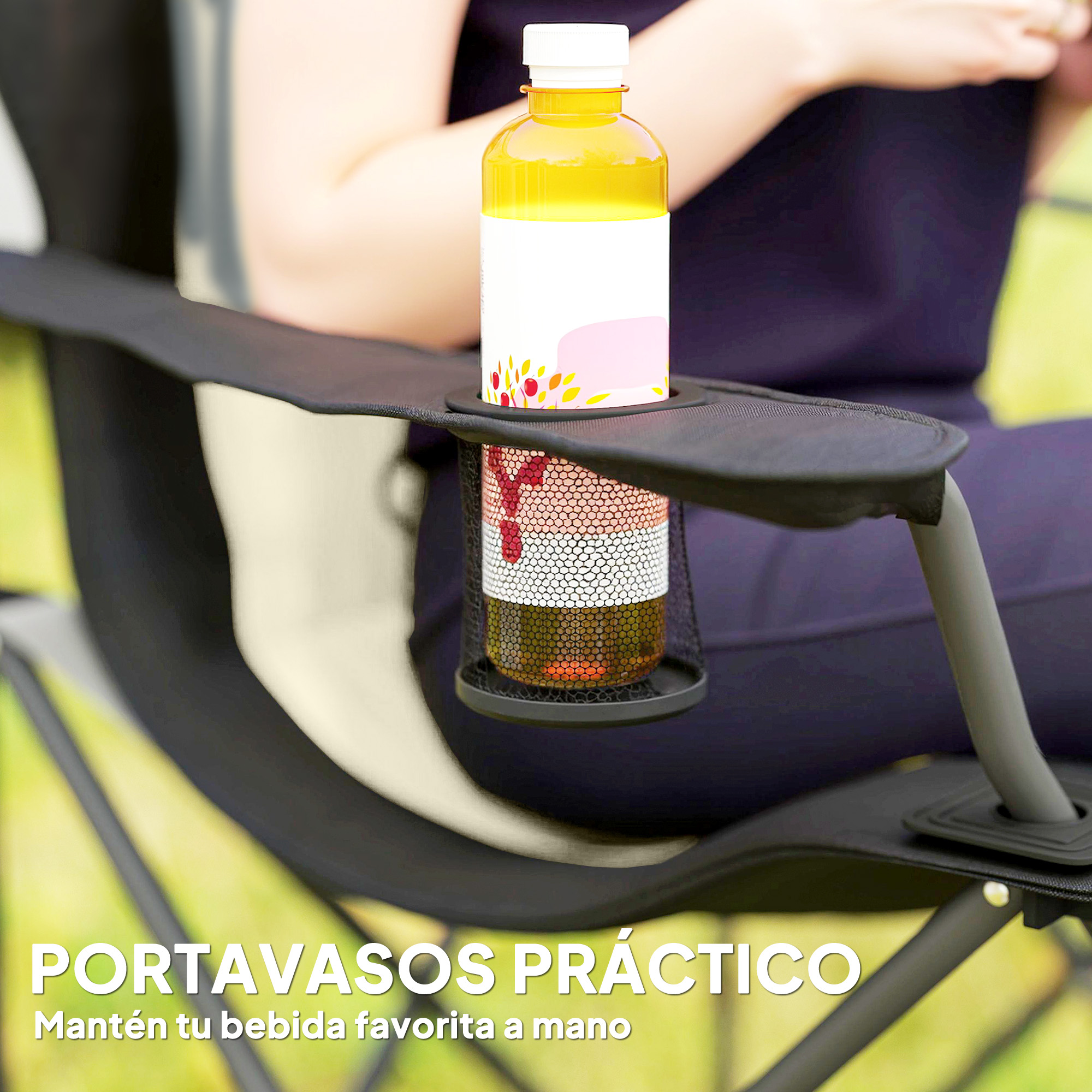 Una bebida en un portavasos de silla de camping con estampado floral.