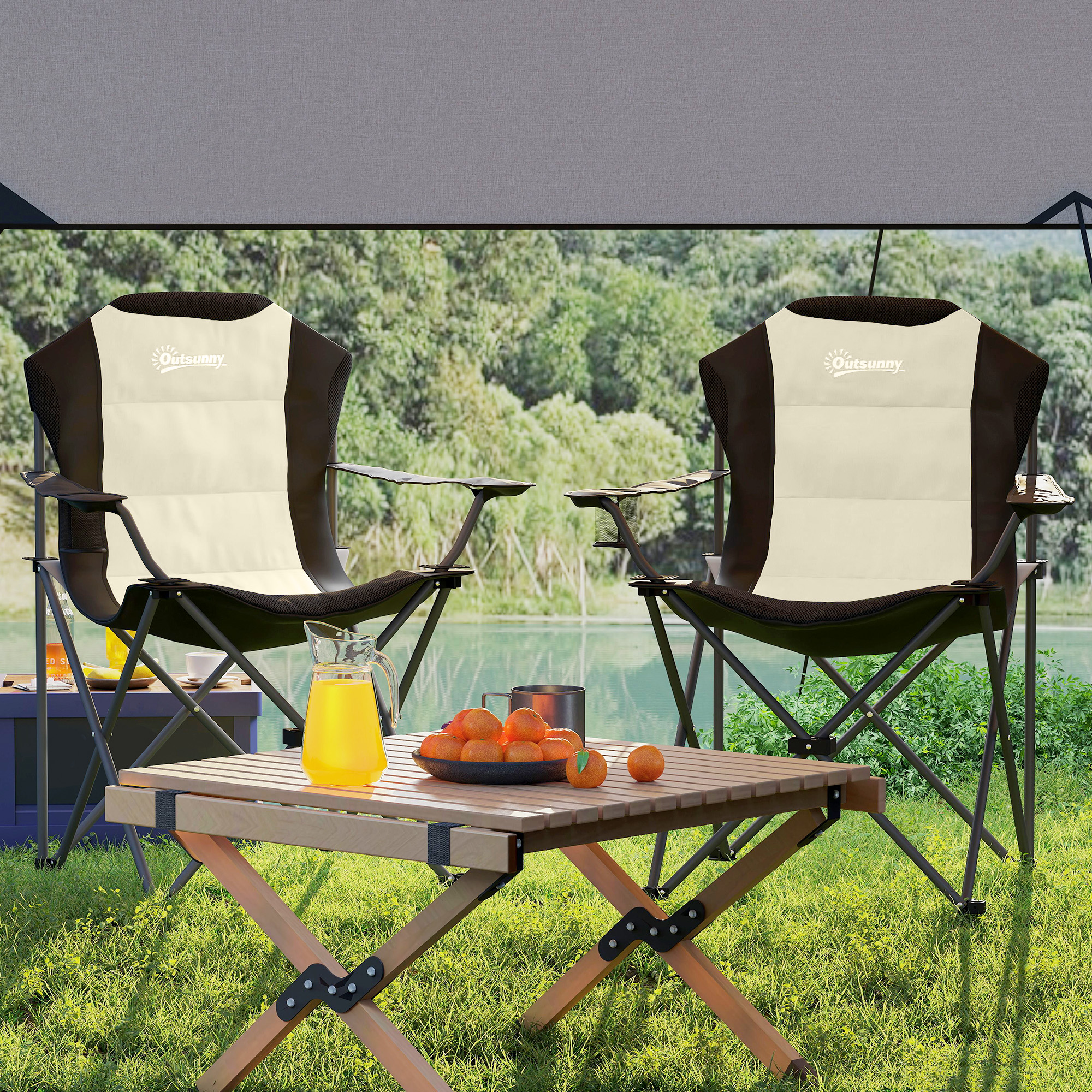 Dos sillas de camping Outsunny sobre hierba verde junto a un lago.