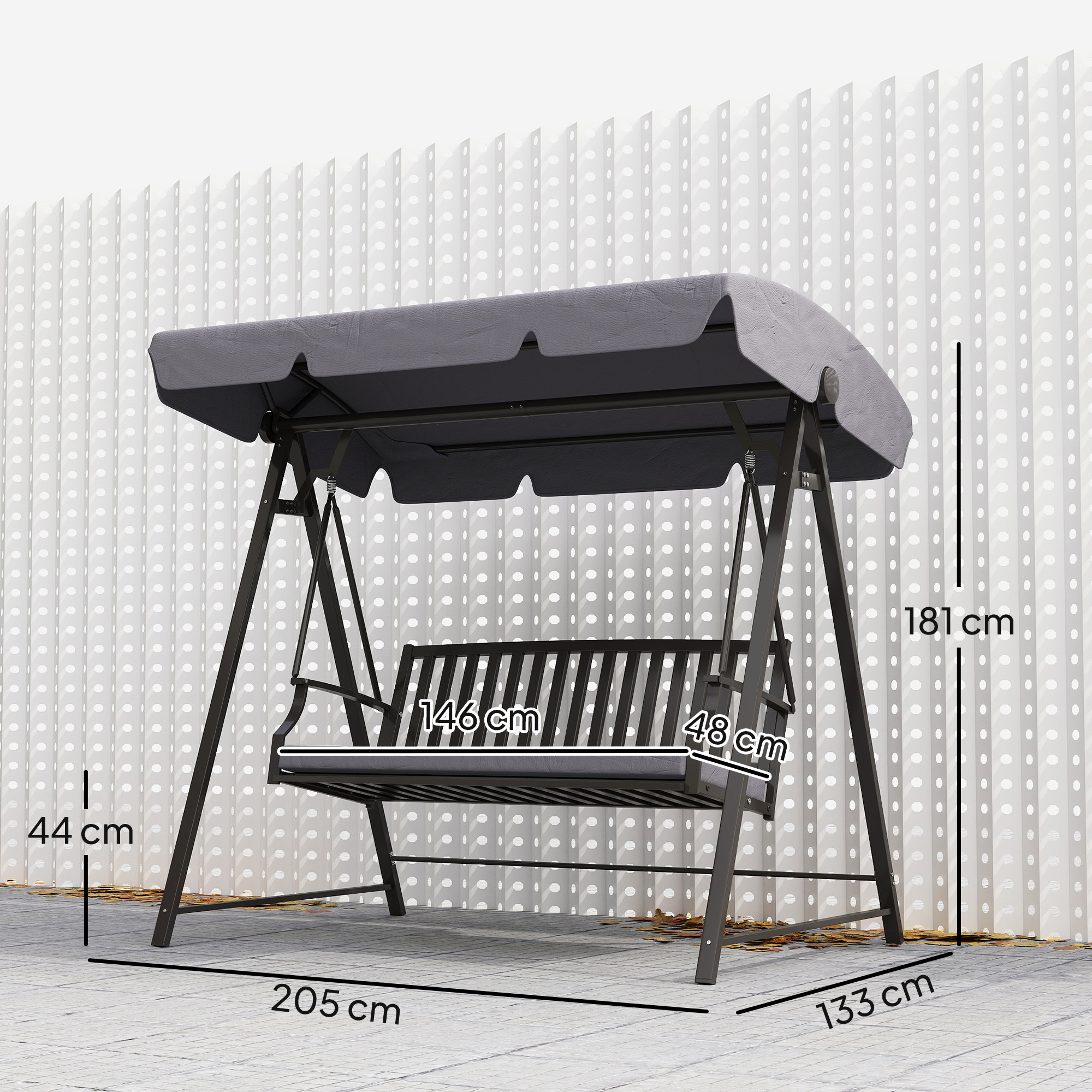 Un banco columpio gris con toldo se alza ante una valla blanca y perforada.