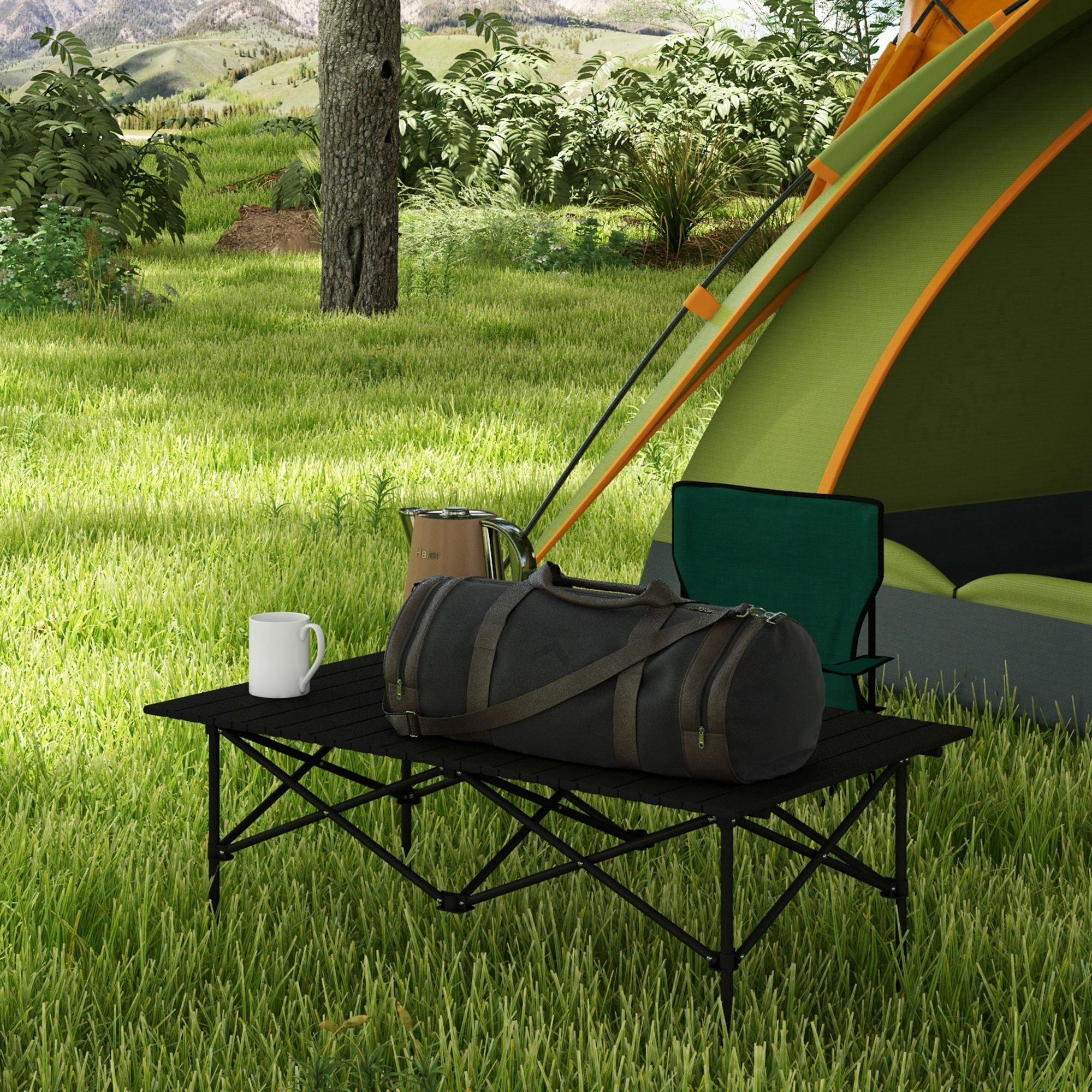 Un camping con tienda, mesa, bolsa, taza y hervidor sobre el césped.