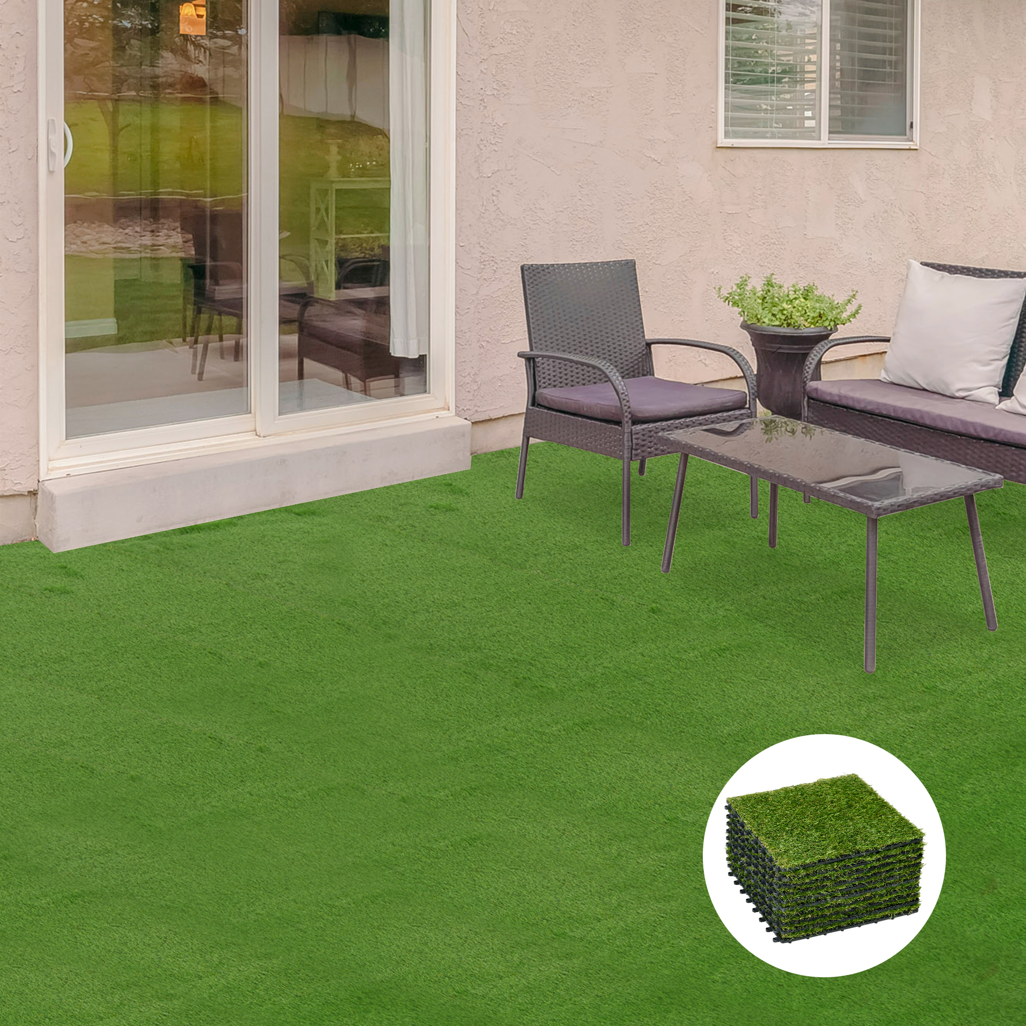 Muebles de mimbre sobre césped artificial: silla, mesa, sofá y pila de baldosas.