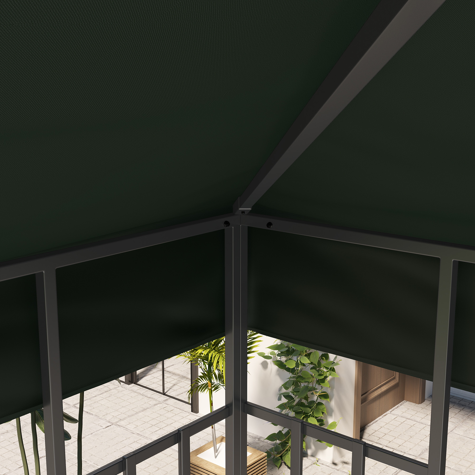 Toldo verde oscuro con marco de metal oscuro sobre un patio con plantas.