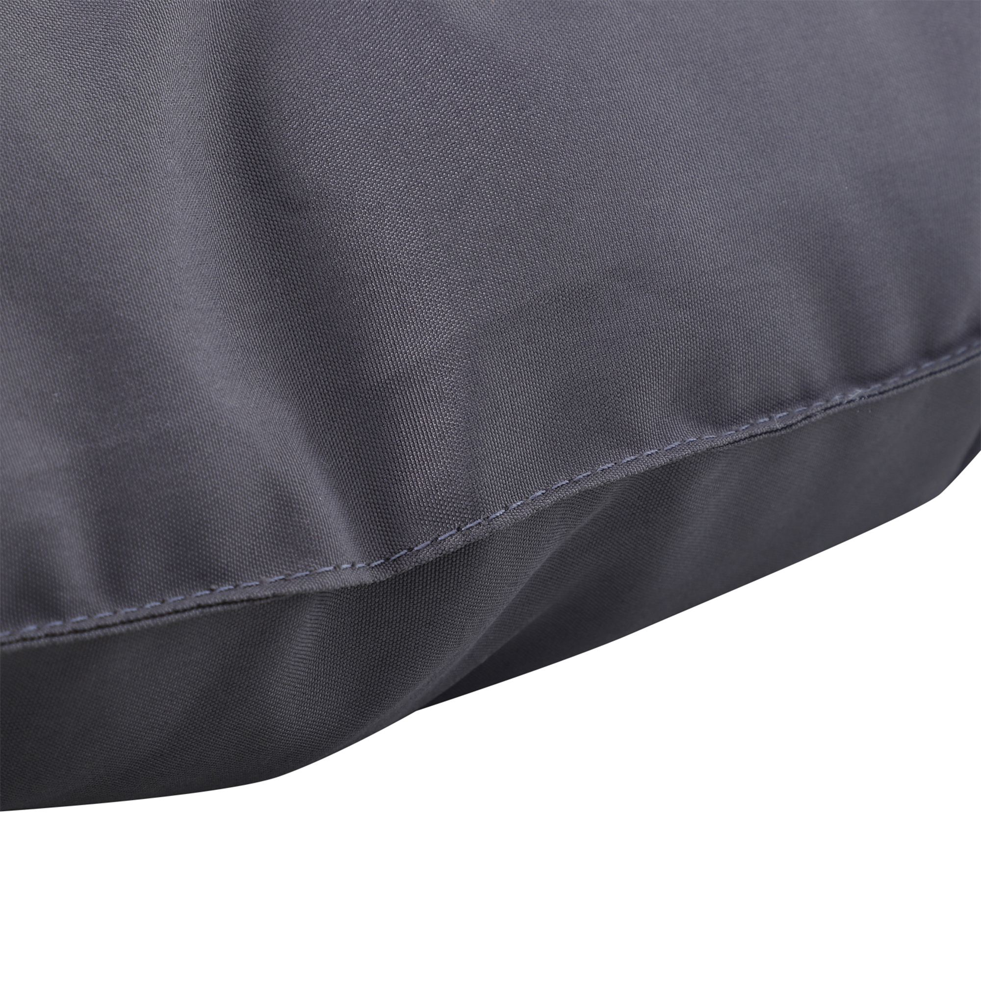 Primer plano de una superficie de tela gris oscuro con una costura.