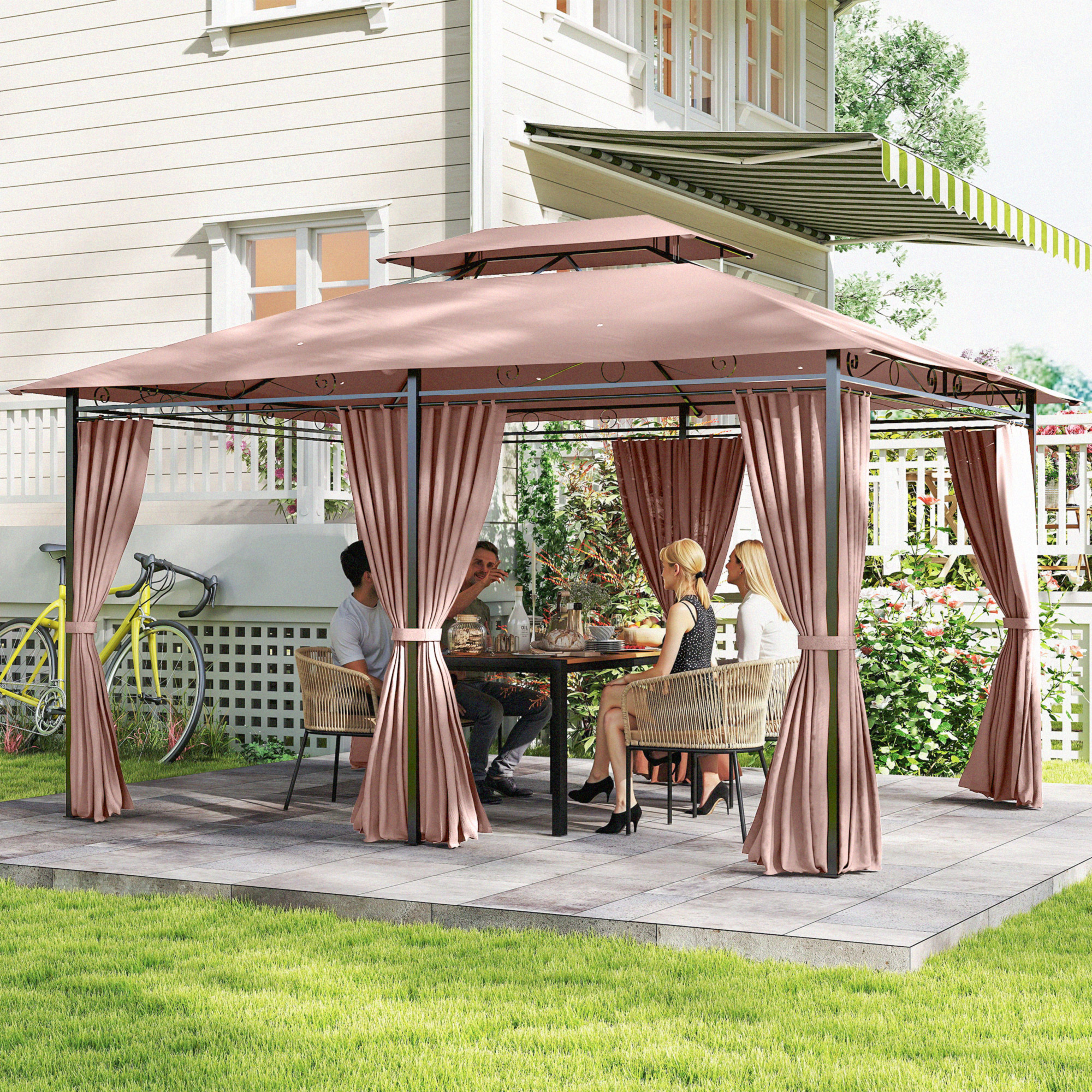 Una famiglia cena sotto un gazebo rosa in un giardino. Una bicicletta gialla è vicina.