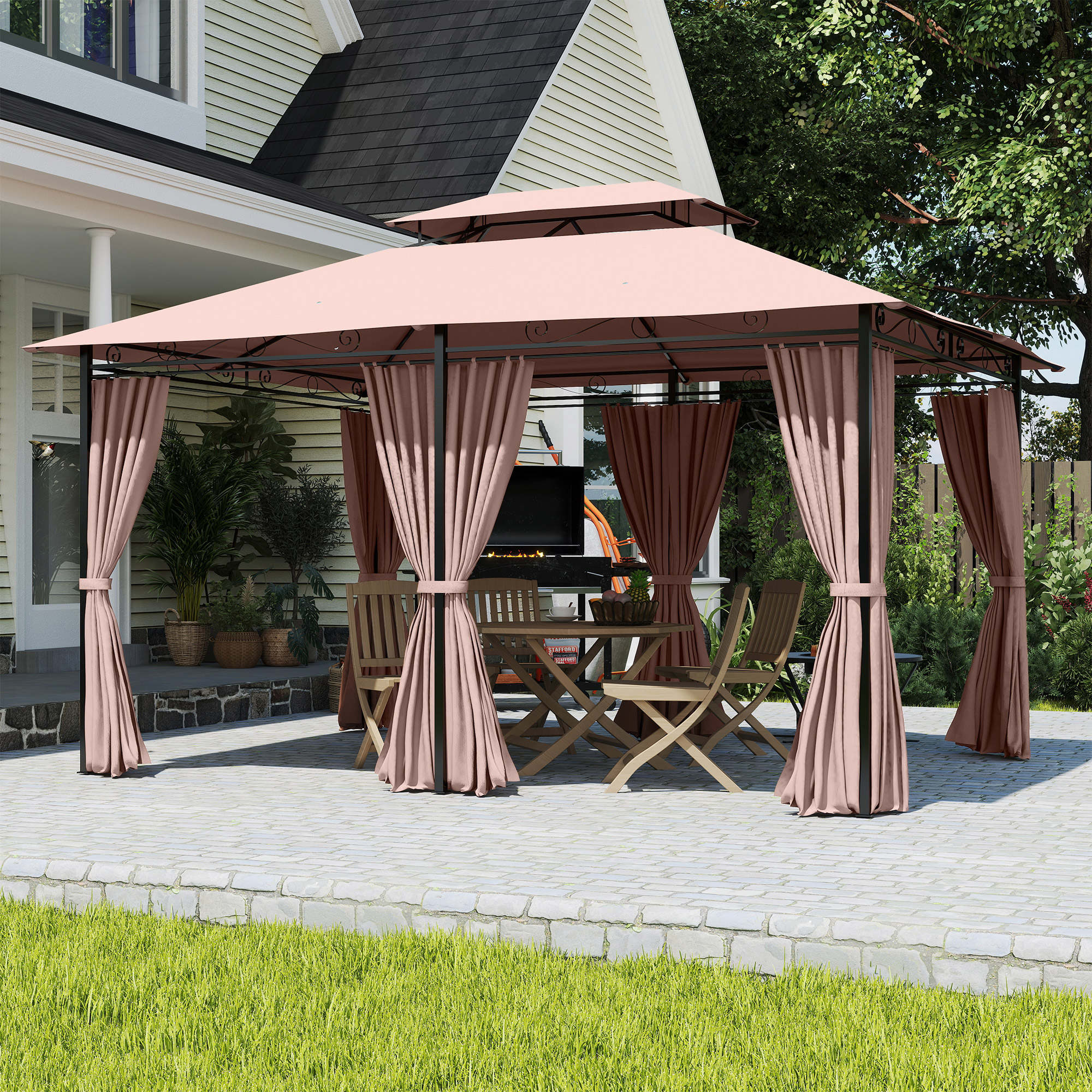 Un gazebo beige con tende aperte su un patio in pietra, con una casa e un prato verde sullo sfondo.
