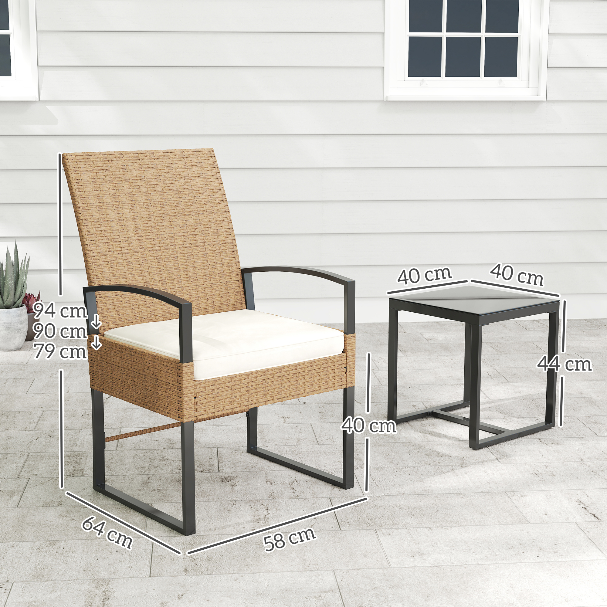 Una silla de ratán marrón con cojín blanco junto a una mesa negra pequeña.