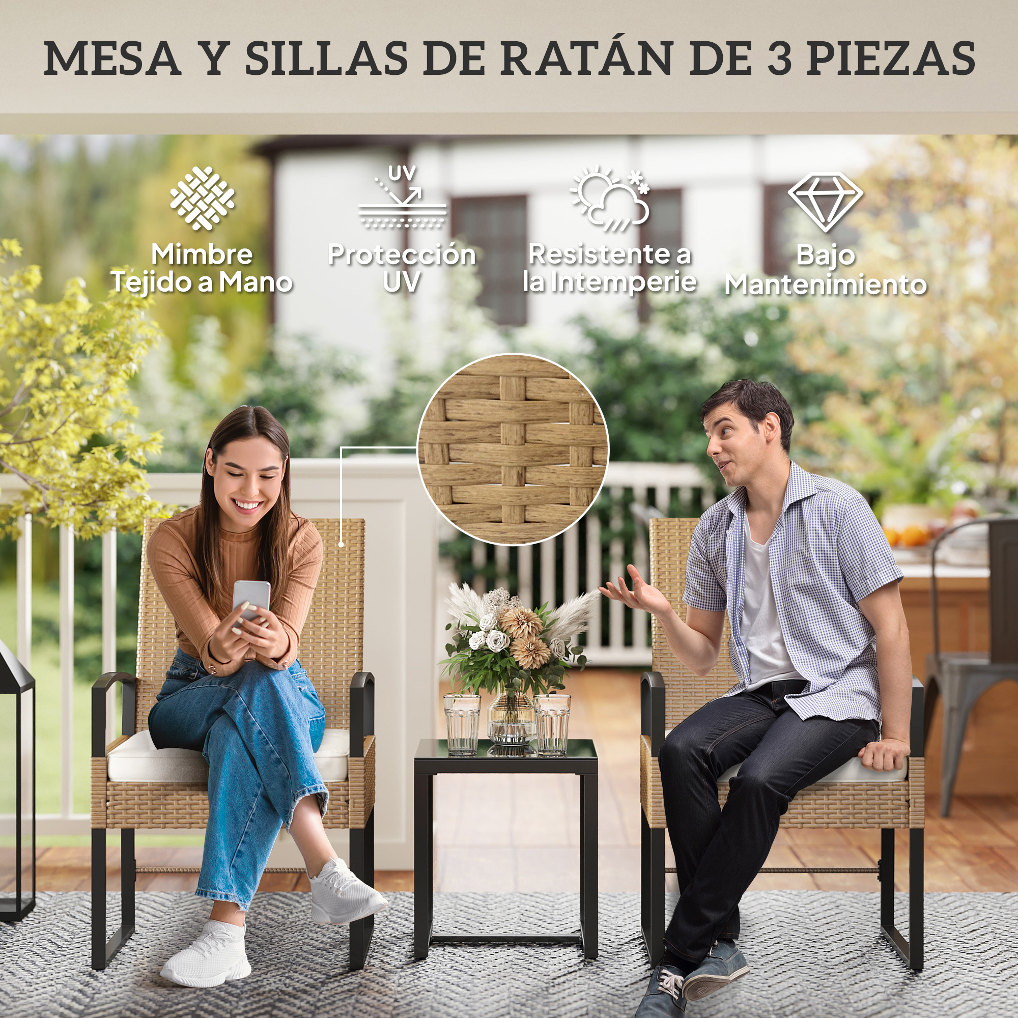 Un hombre y una mujer sentados en sillas de ratán al aire libre junto a una mesa.