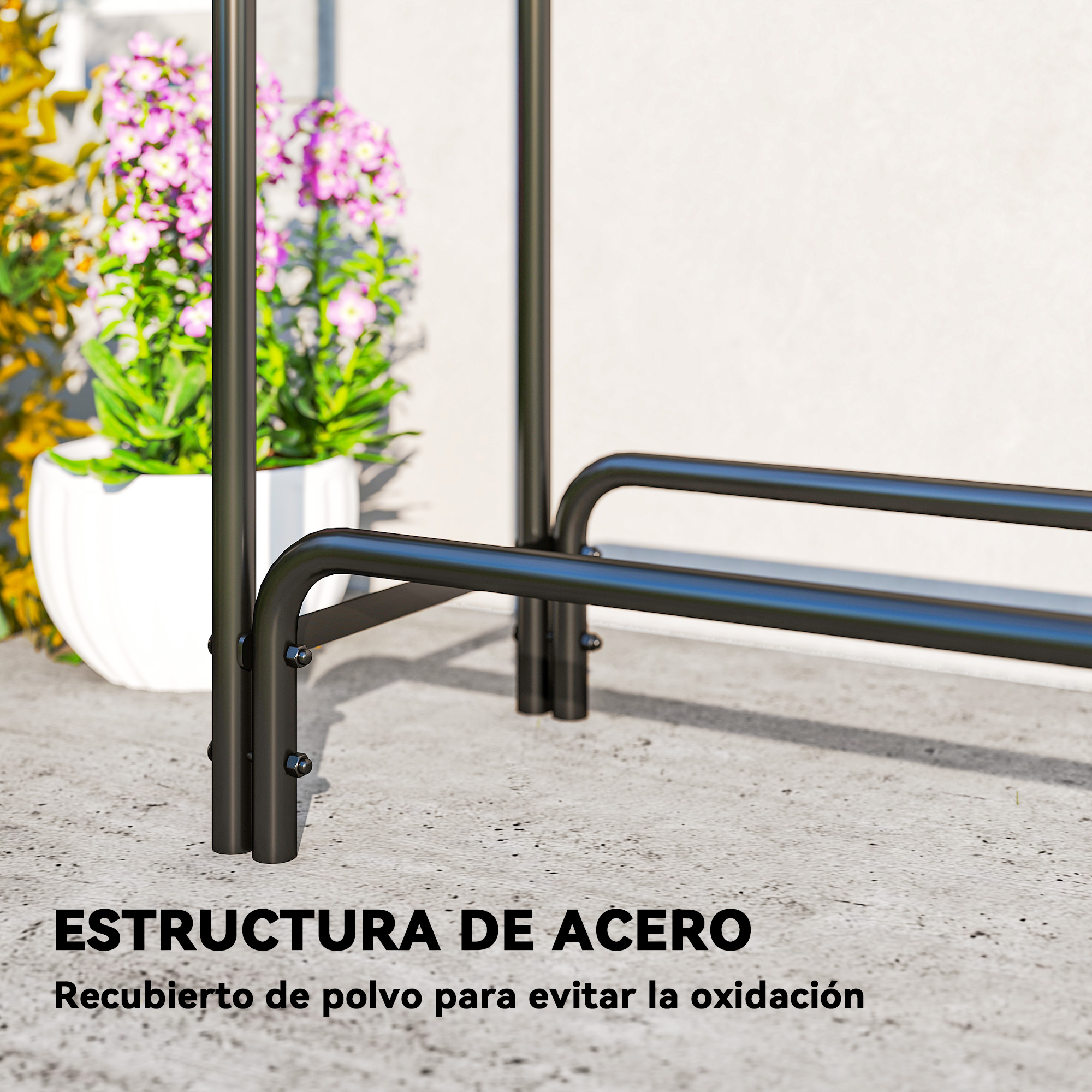 Estructura de metal negra con plantas al fondo y suelo de hormigón.