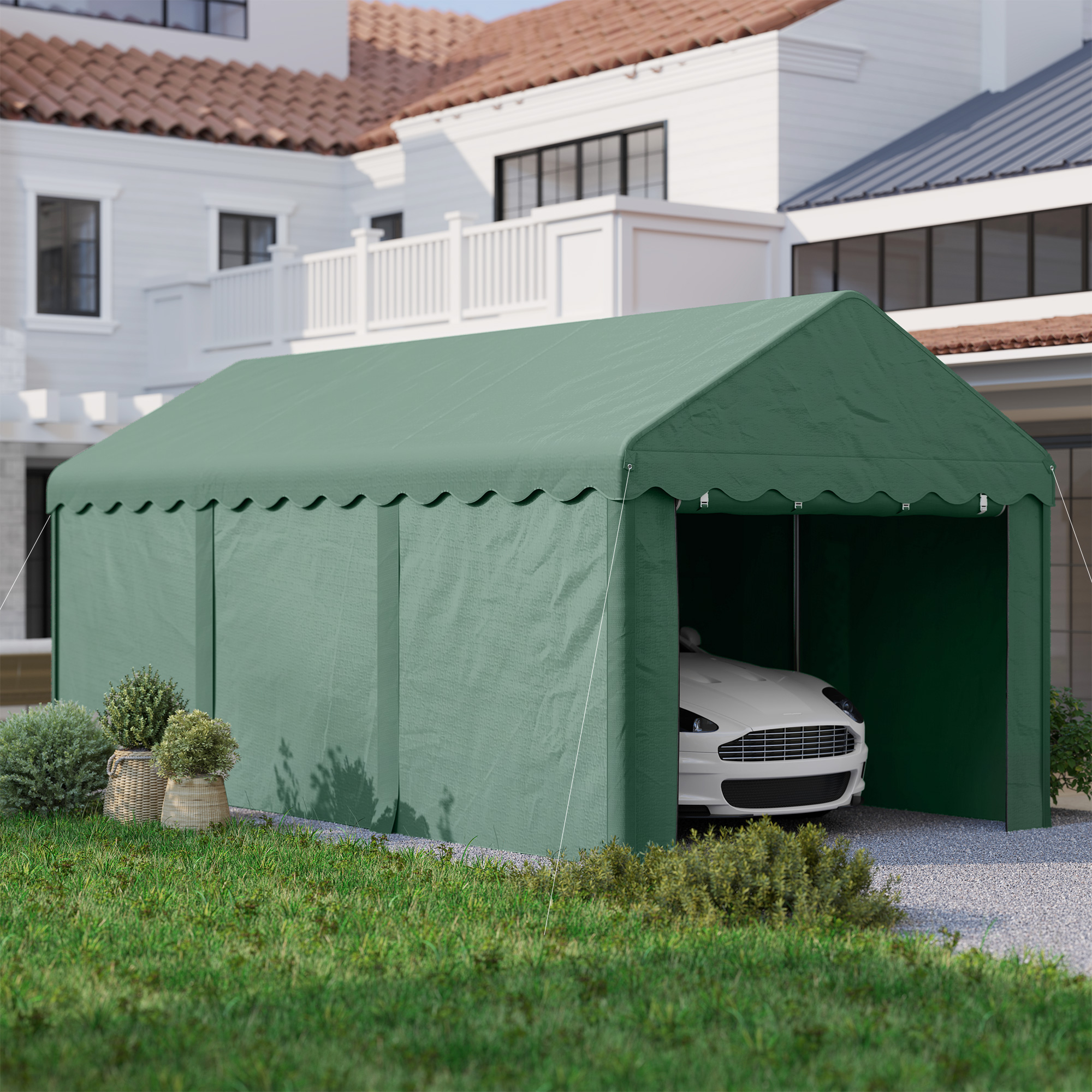 Carport de lona verde con coche blanco, frente a una casa con tejado de tejas.