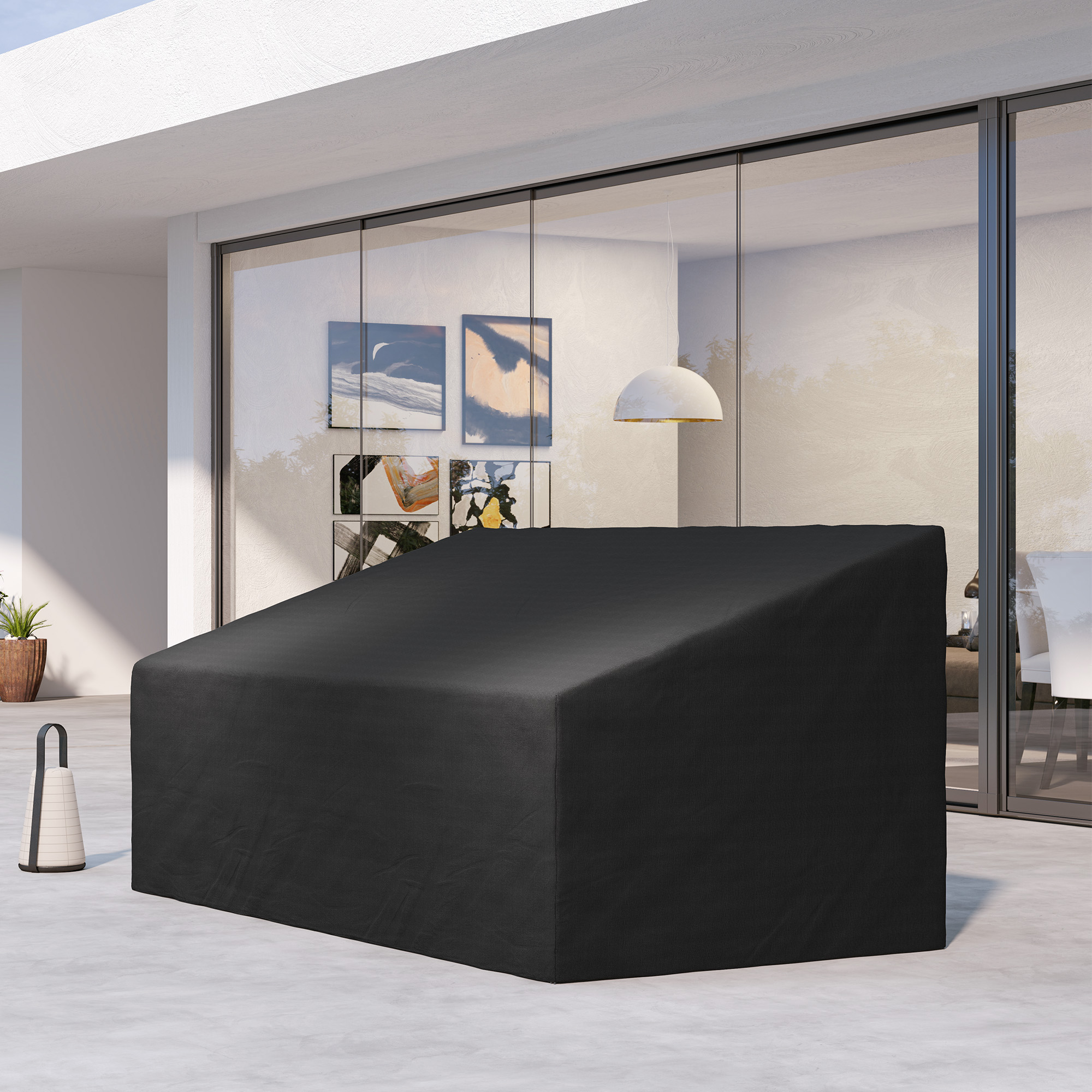 Funda negra para muebles en patio con frente de vidrio y arte.