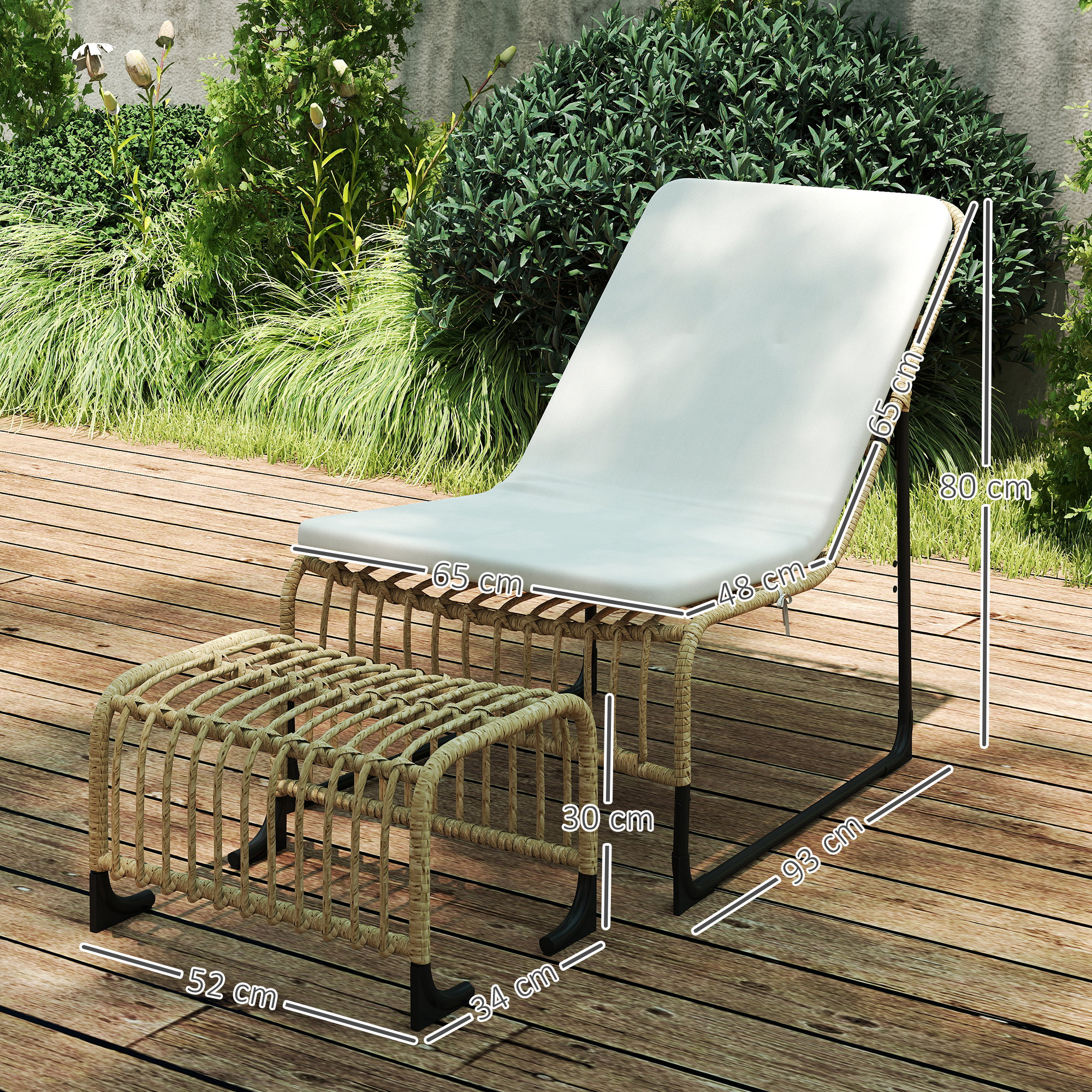 Un sillón de mimbre con cojín blanco y otomana en una terraza de madera, rodeado de vegetación.