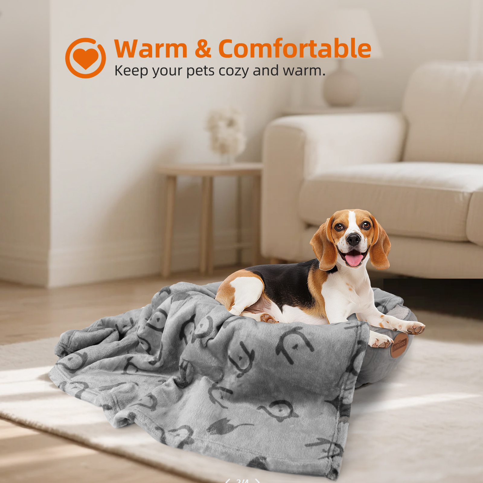 Un beagle descansa sobre una manta gris con estampado de peces en una cama para mascotas.