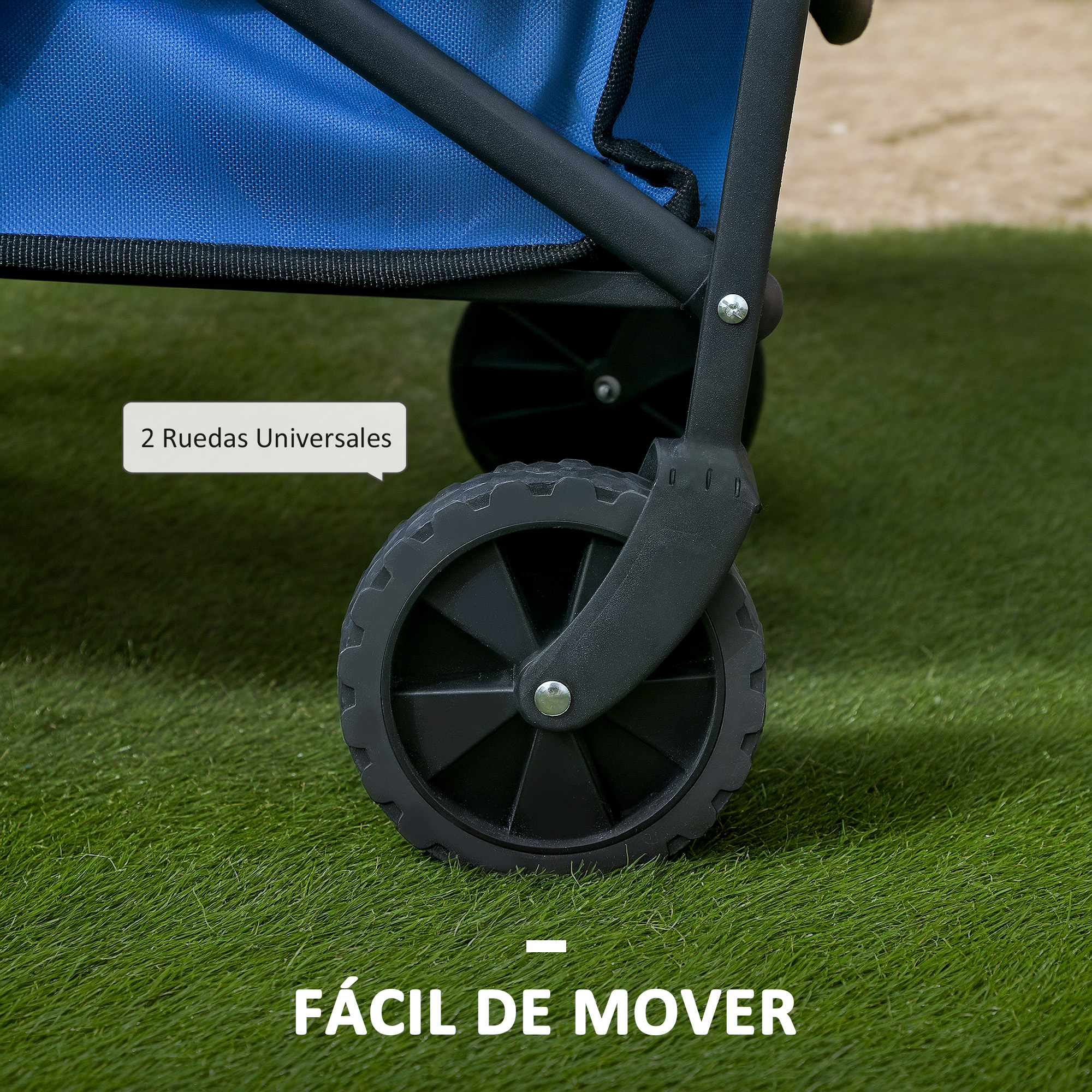 Primer plano de la rueda de un carro azul sobre césped artificial.
