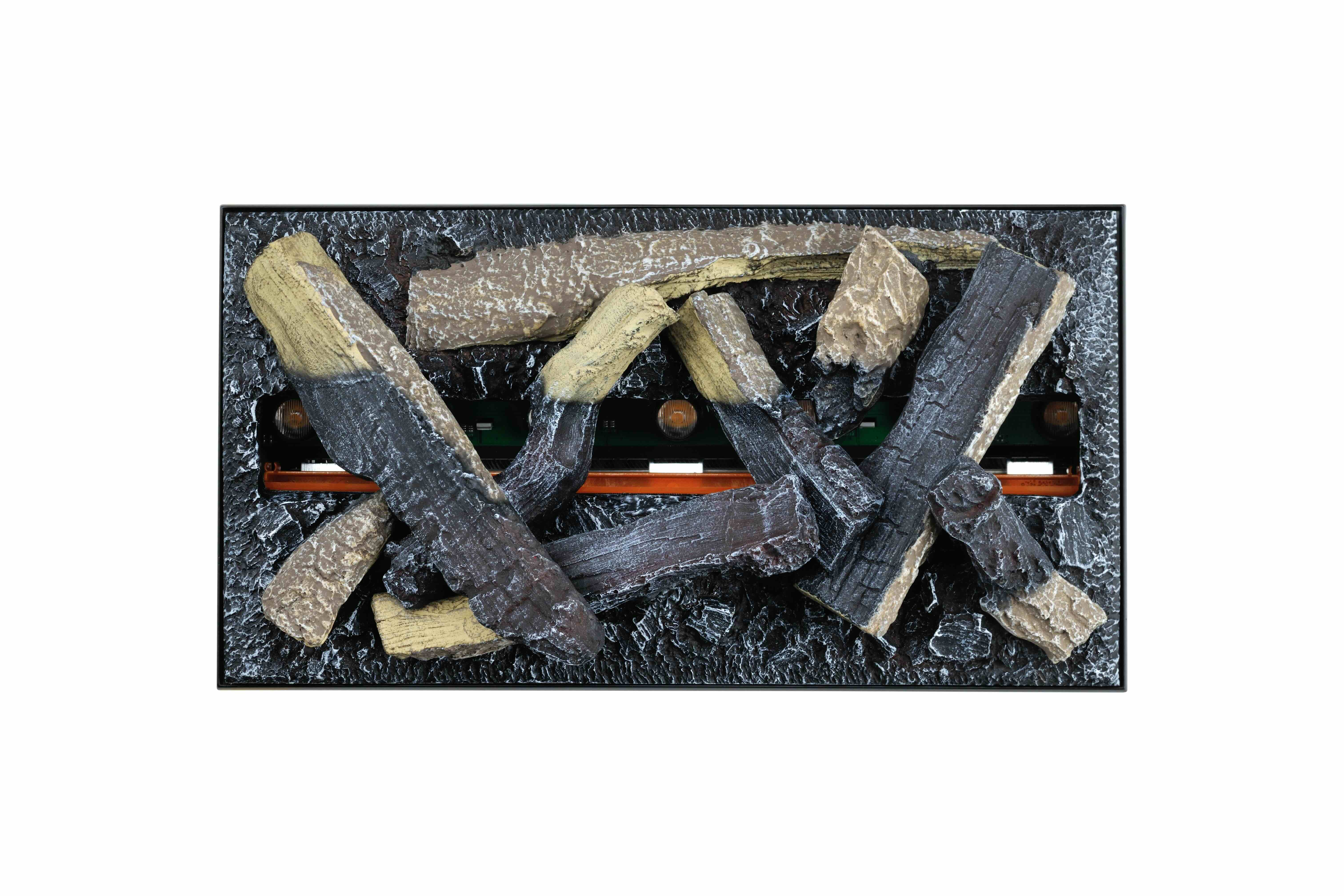 Dekorative Feuerstelle mit Holzscheiten und glühender Kohle.