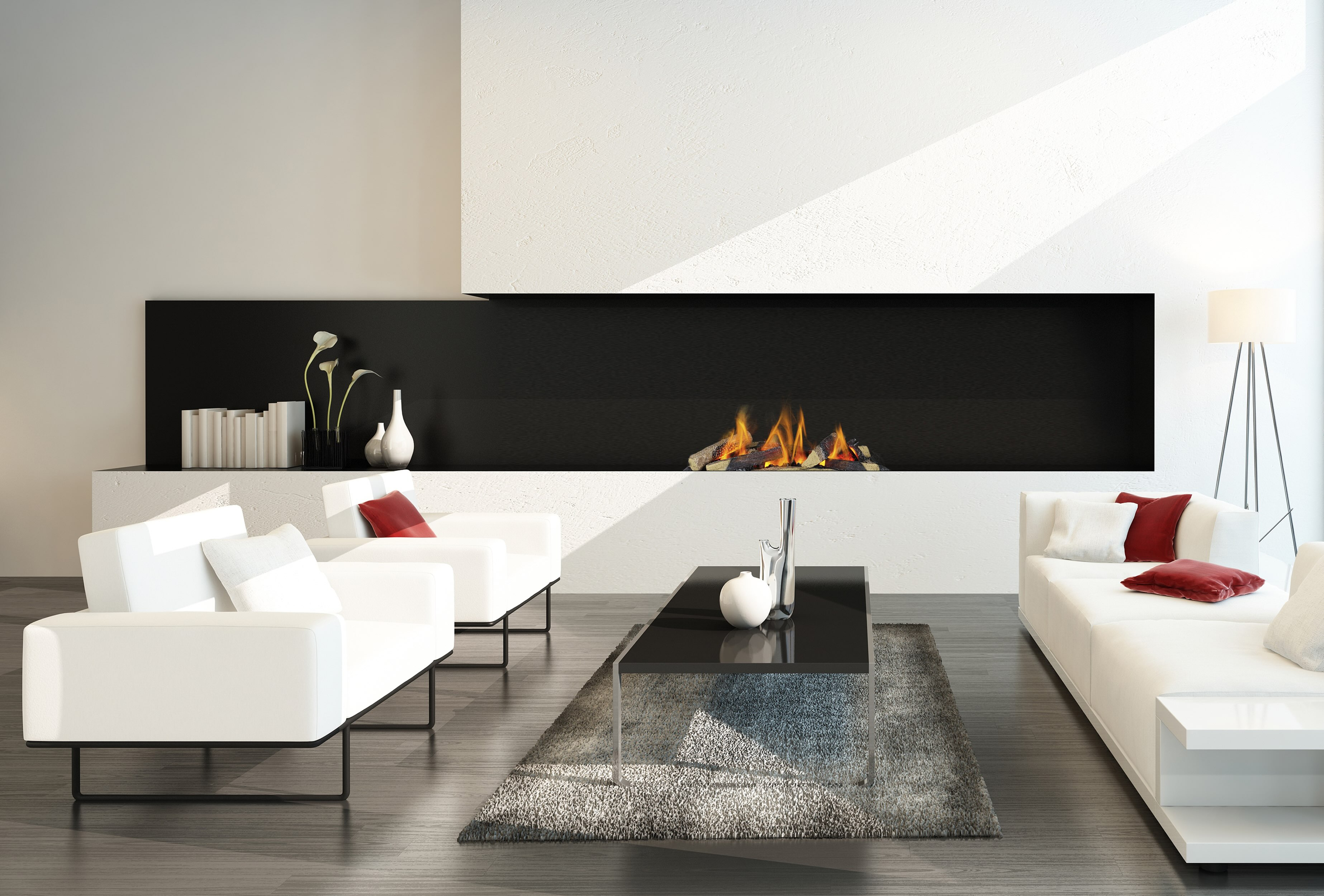 Modernes Wohnzimmer mit weißen Sofas, schwarzem Couchtisch, Kamin und Lampe.