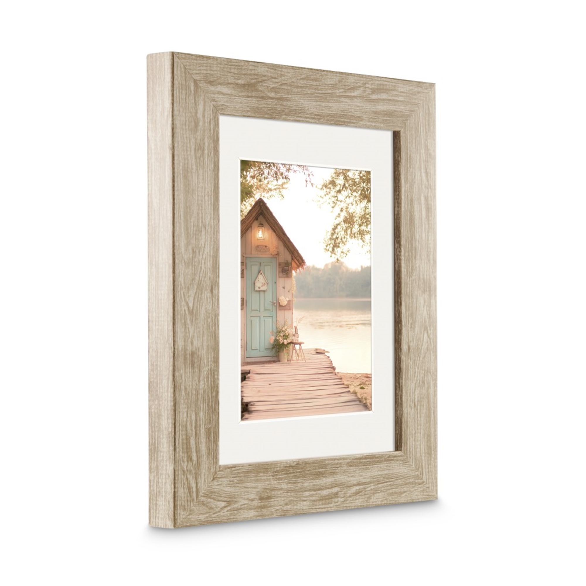 Holzrahmen zeigt Hütte am See mit Steg und Blumen.
