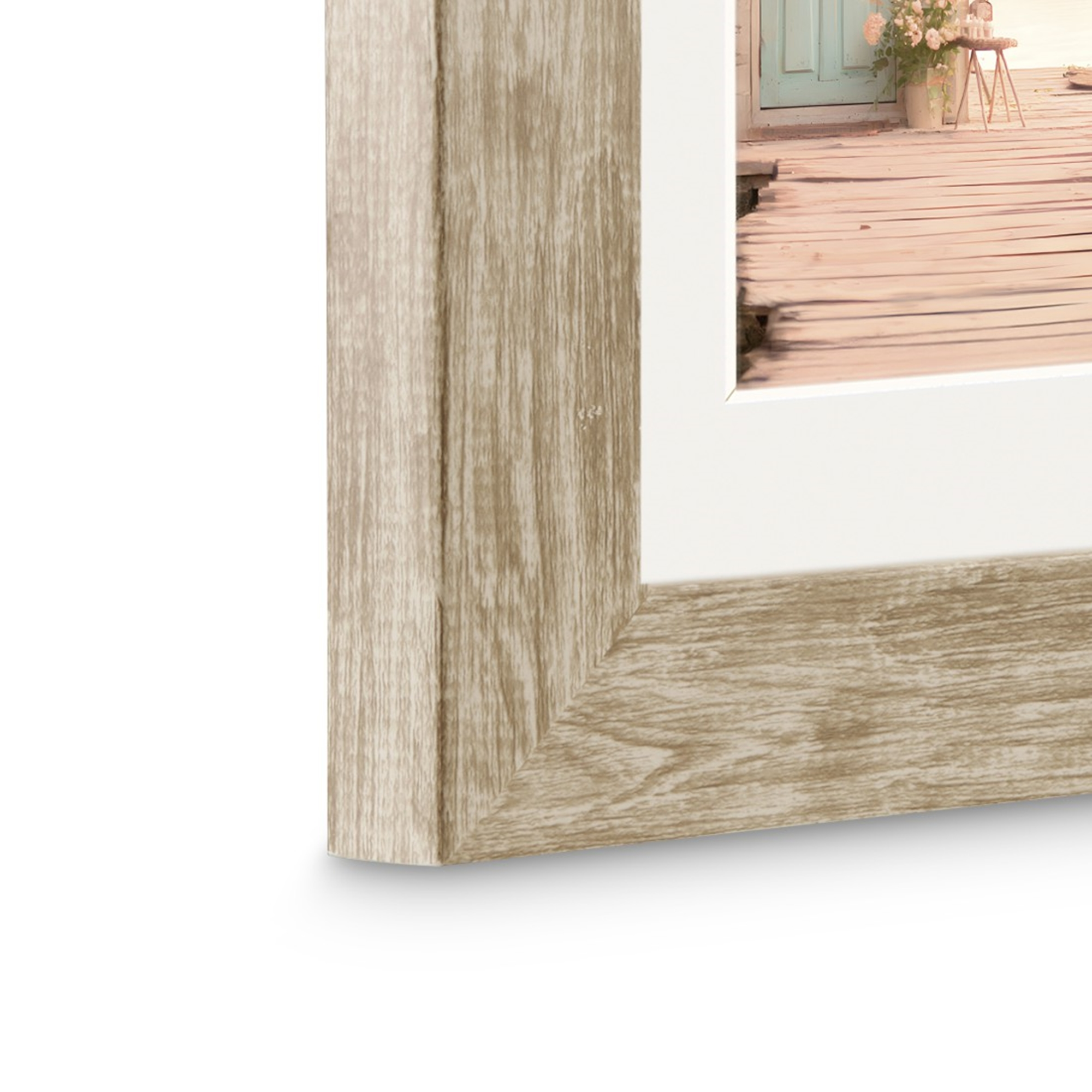 Holzrahmen mit Blick auf eine Tür und Blumen auf einem Steg.