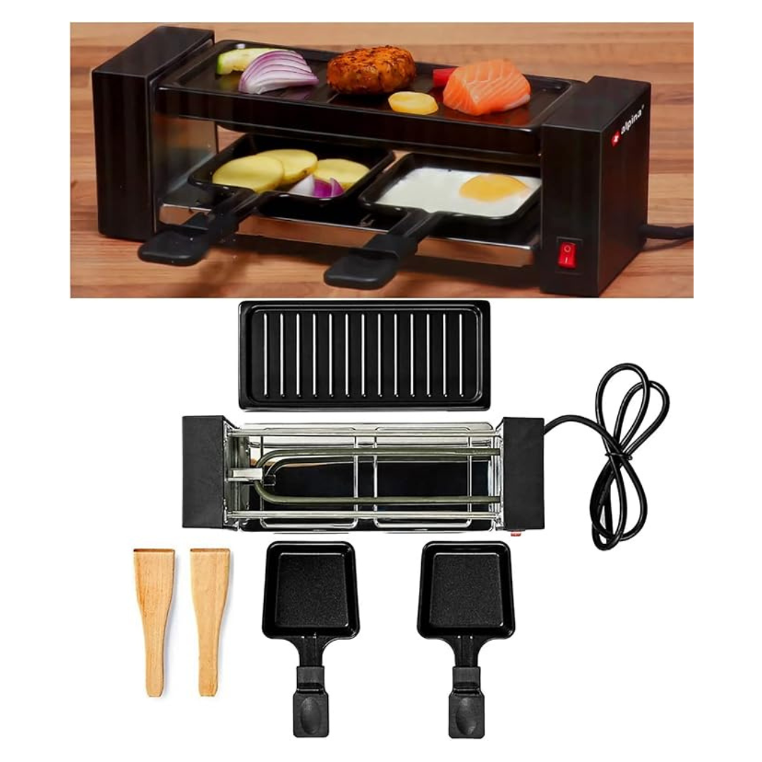Raclette-Grill mit Zutaten und Zubehör auf Holztisch.