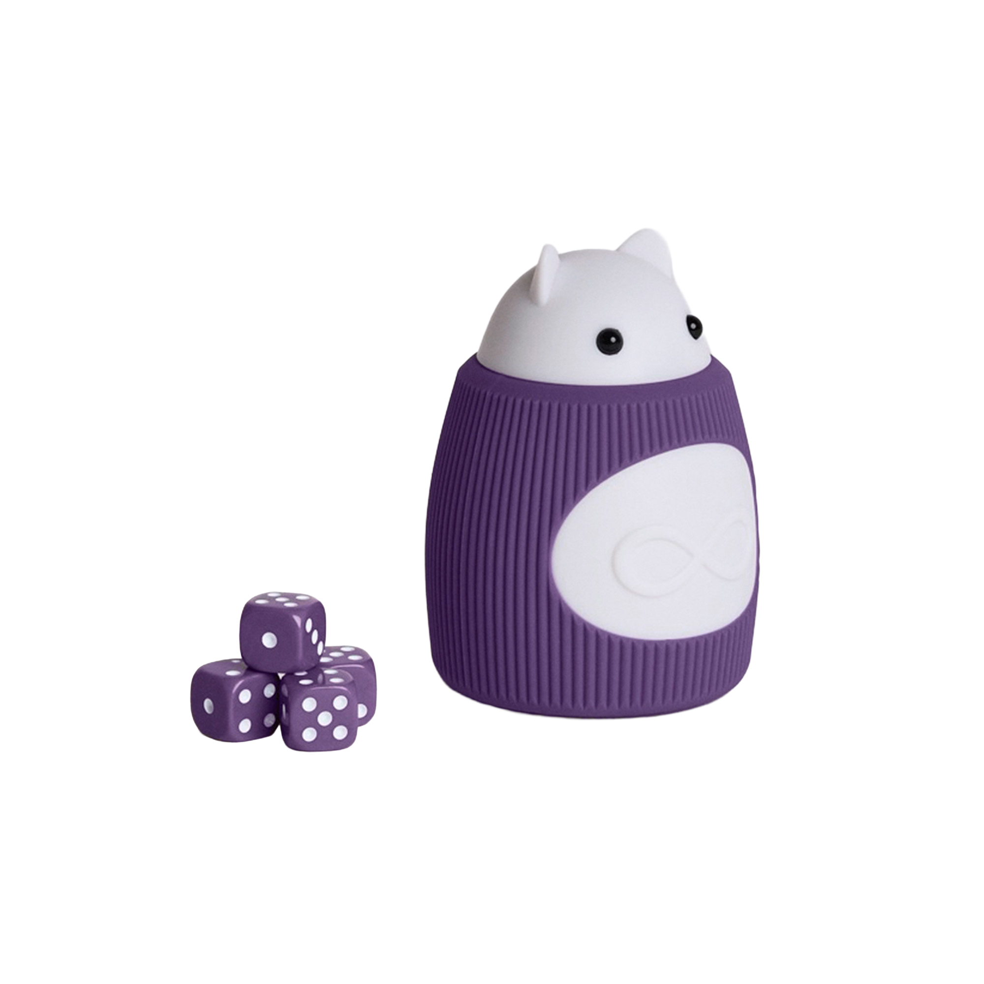 Ein violetter Becher mit Katzenohren und Würfeln daneben.