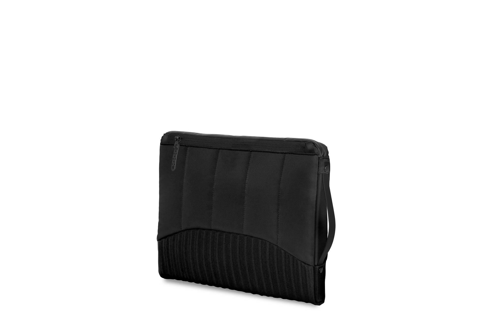 Schwarze Tasche mit Steppnähten und geripptem Einsatz, mit Reißverschluss und Tragegriff.