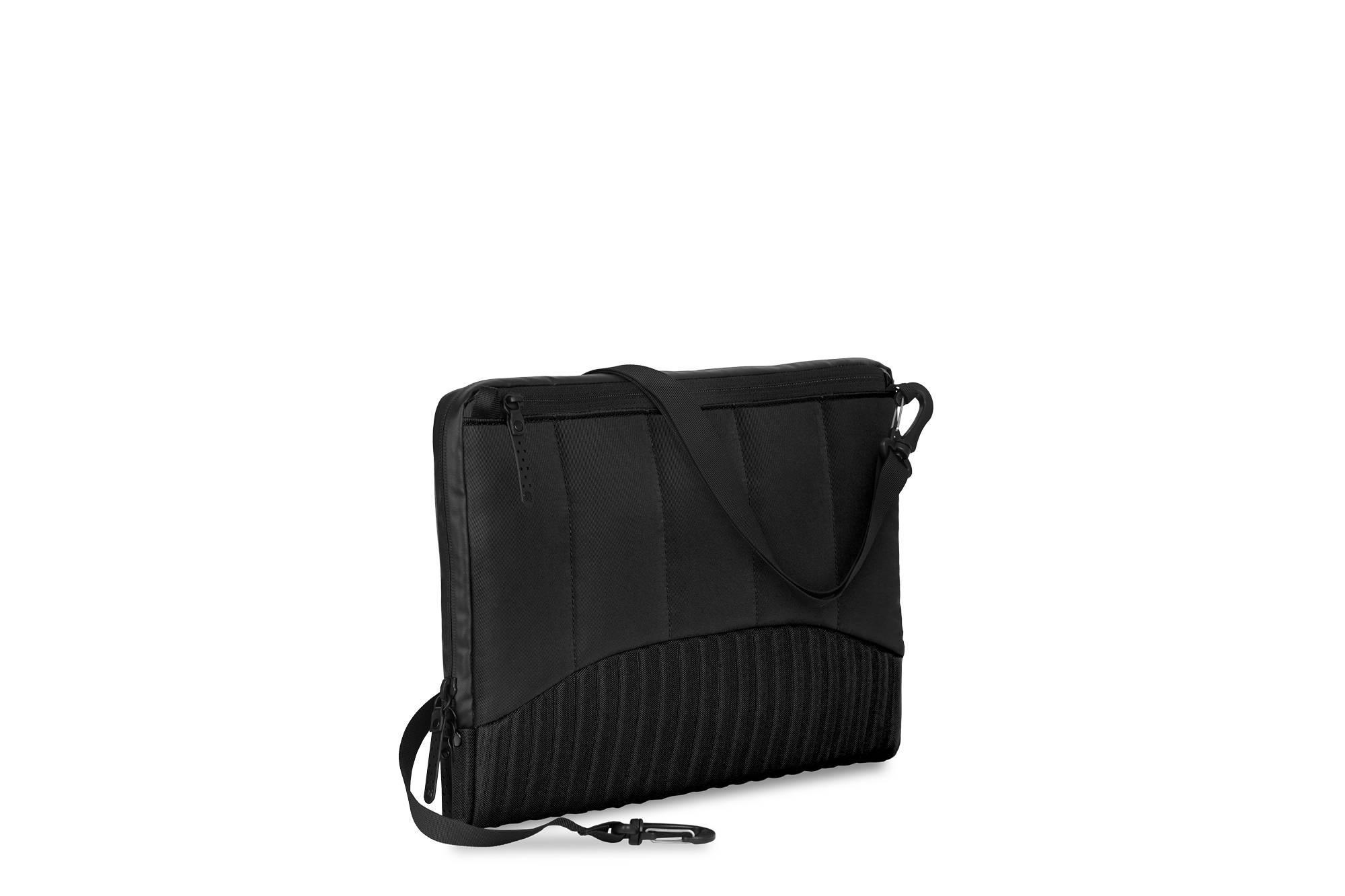 Schwarze Laptoptasche mit gepolstertem Design und Schultergurt.