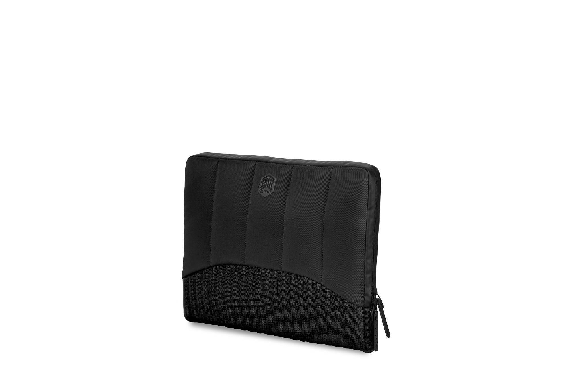 Schwarze Laptoptasche mit gestepptem Muster und geripptem unteren Bereich.