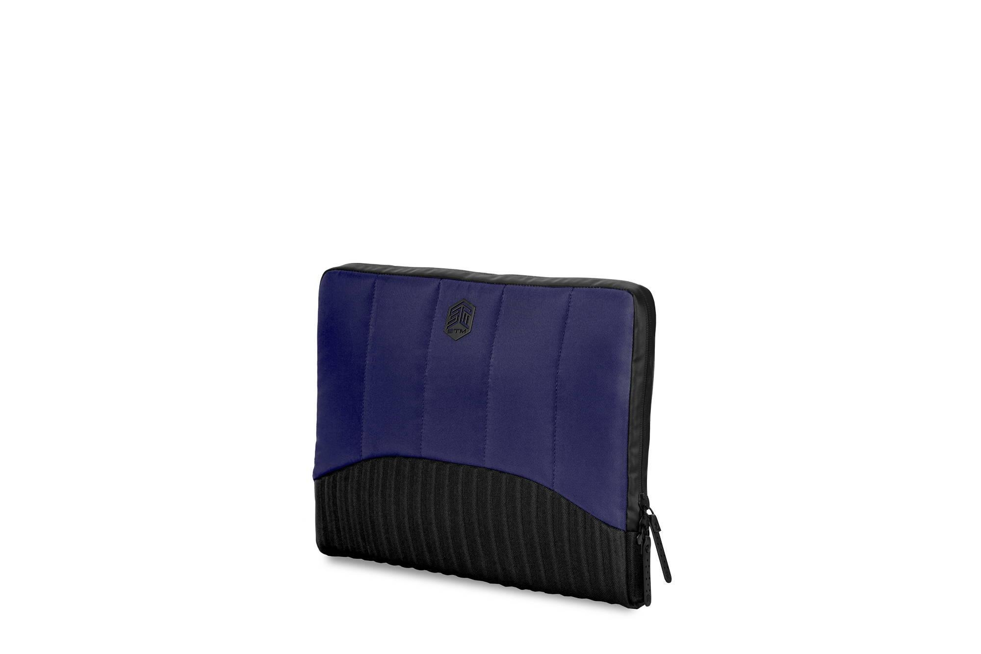 Eine dunkelblaue, gepolsterte Laptoptasche mit schwarzem Rippenbereich unten und Reißverschluss.