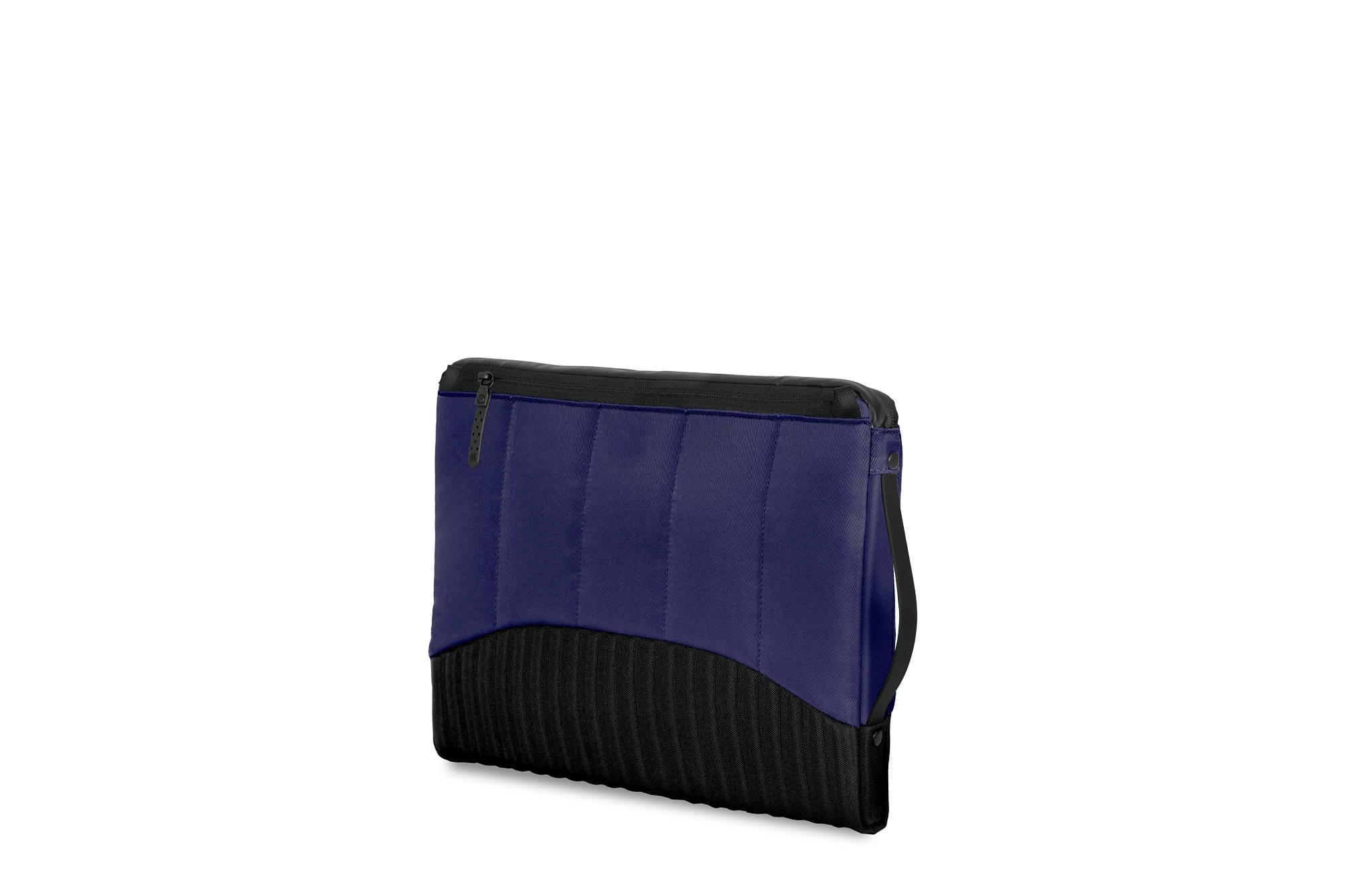 Eine dunkelblaue Tasche mit schwarzem Rand und Riemen auf weißem Hintergrund.